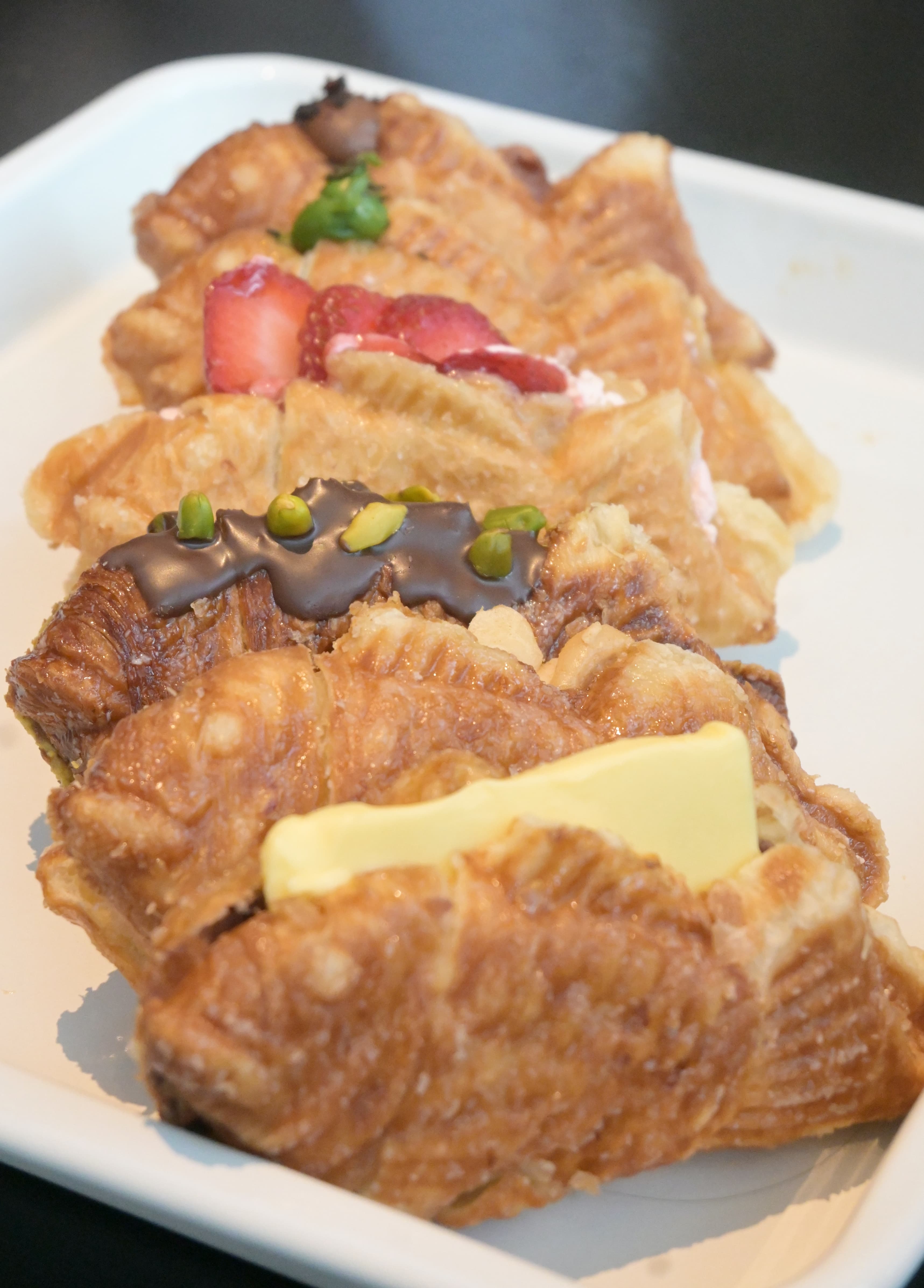 鯛魚燒共有6種口味,分別是黑金巧克力(上起)、京都抹茶、草莓卡士達、杜拜巧克力、黃豆粉麻糬以及紅豆奶油。