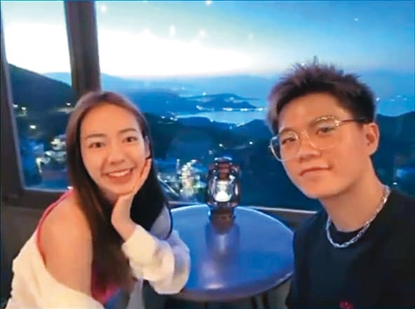 皇毅(右)與陳天仁(左)戀情正濃時,兩人還開小帳記錄戀情。(友人提供)