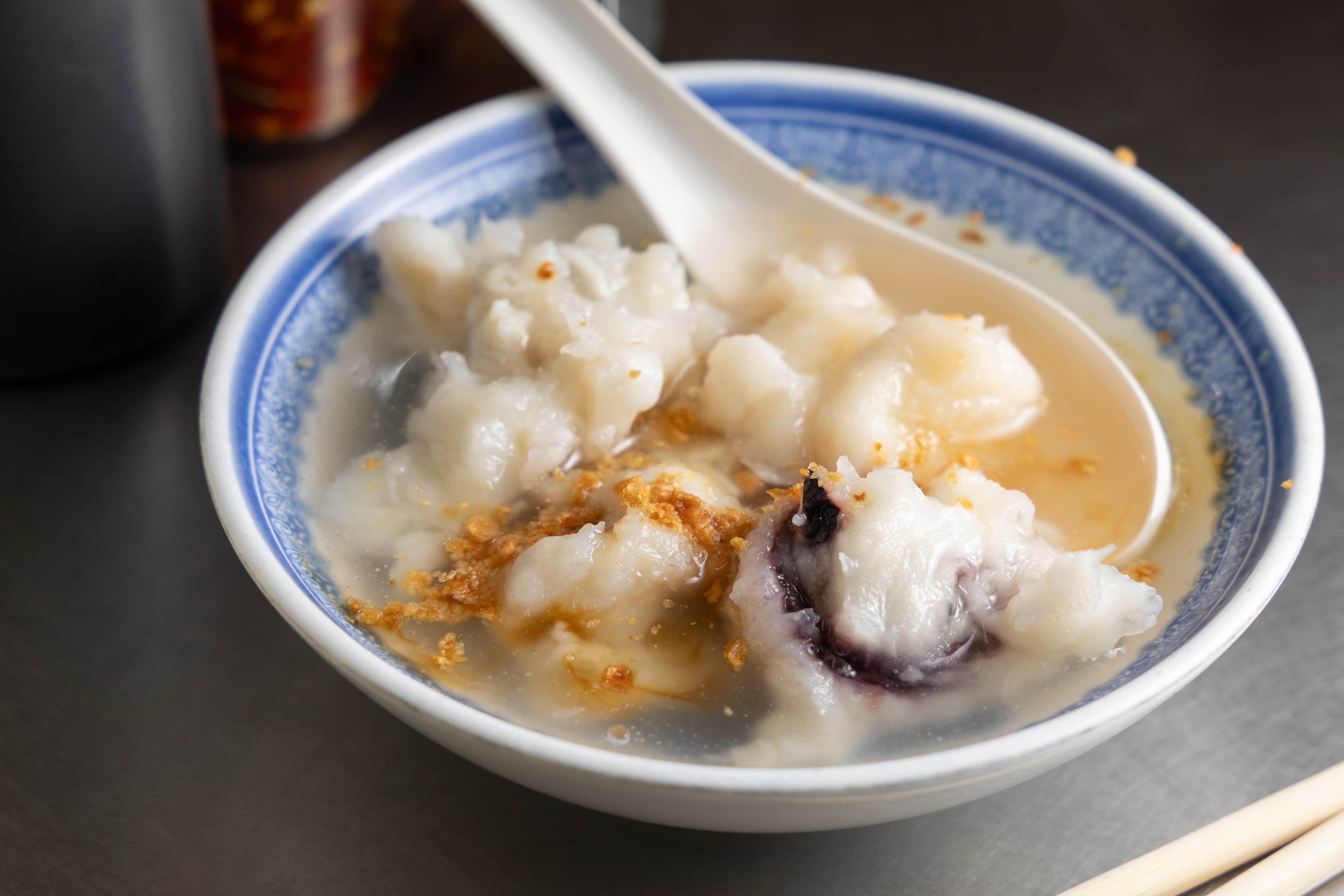 花枝羹以大量蘿蔔熬製清湯，清甜的湯底完美烘托花枝的鮮美。(鄭祺耀攝)