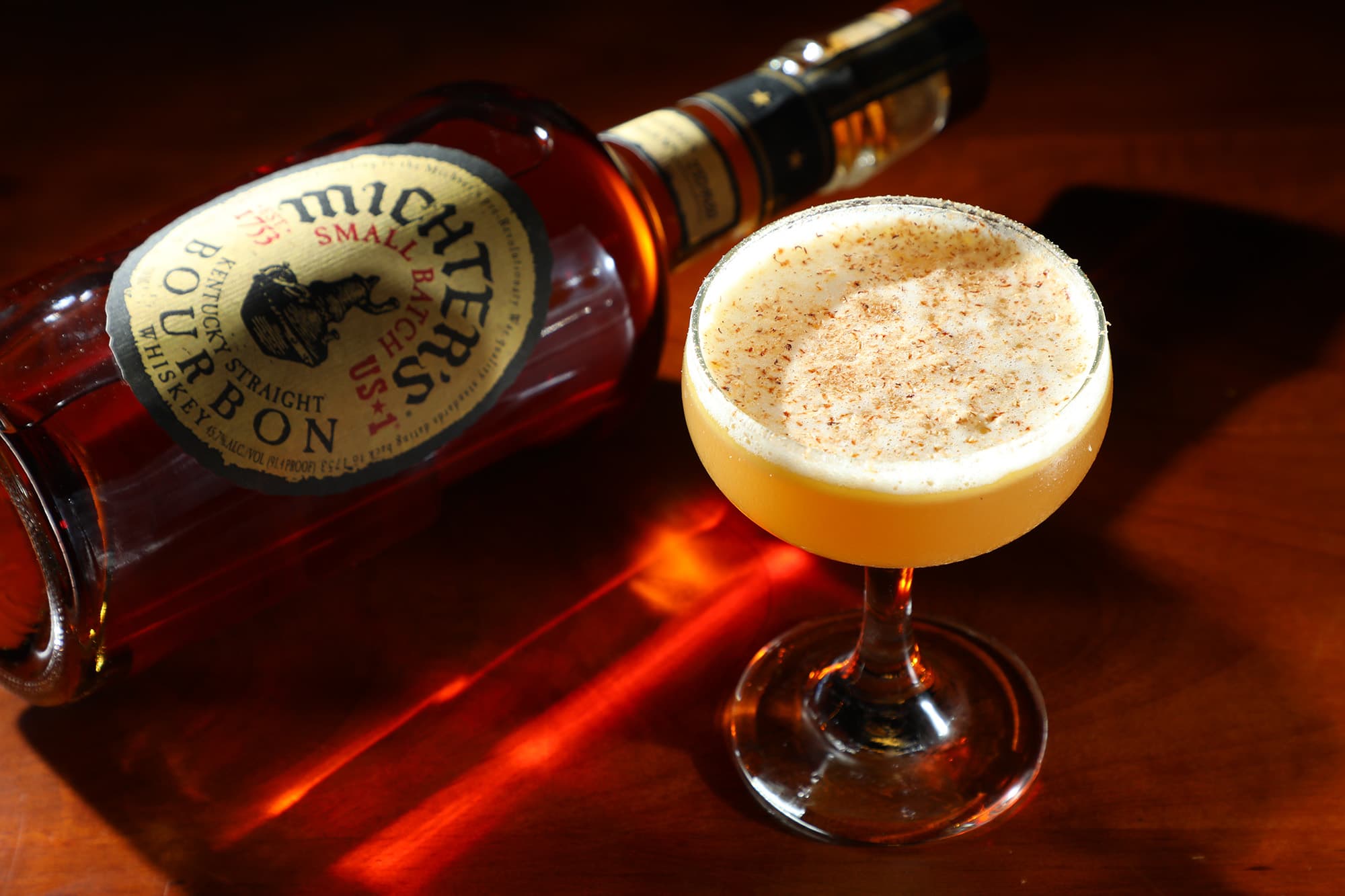 「Olive Oil Sour」上層宛如奶蓋,這次使用Michter’s波本威士忌與義大利白蘭地,並加上檸檬、蜂蜜、橄欖油和蛋白,喝下去口感滑順層次豐富。(港幣150元/杯)