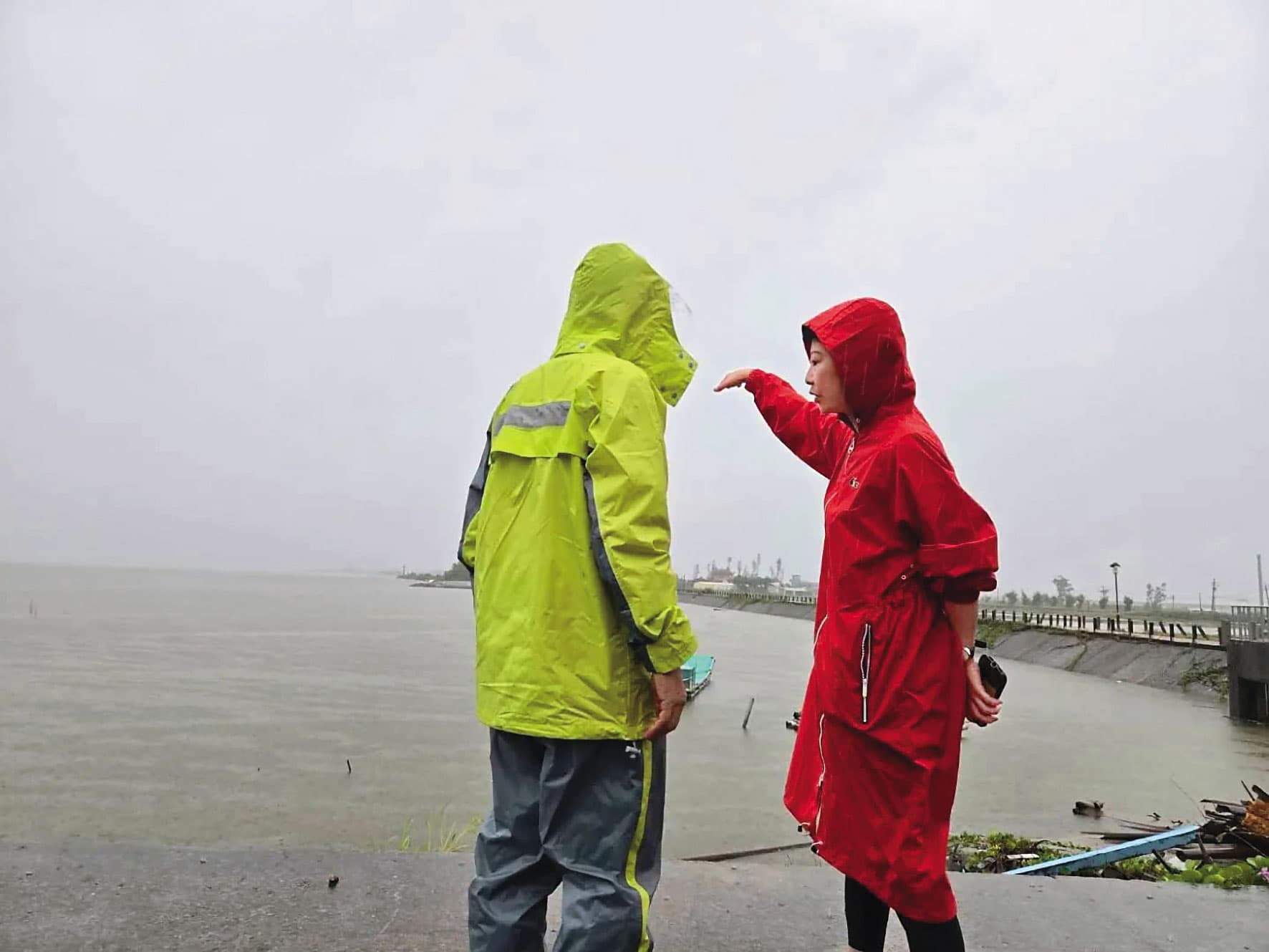 台南日前豪雨,陳亭妃(右)上月26日一早就出門勘災。(翻攝陳亭妃臉書)