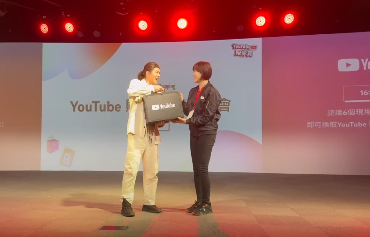 台灣第一位「千萬YTR」奇軒獲得Youtube官方頒發的「鑽石獎牌」。(翻攝自奇軒Youtube)