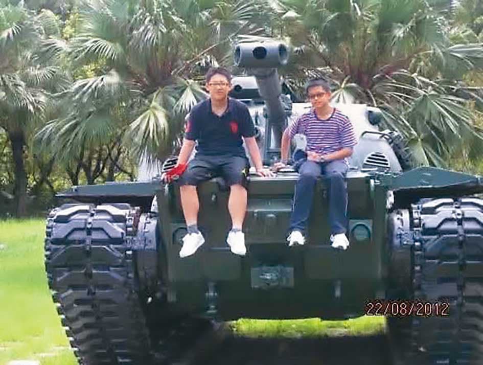 溫約瑟(右)與馮艾立(左)自小是軍事迷。(溫約瑟提供)