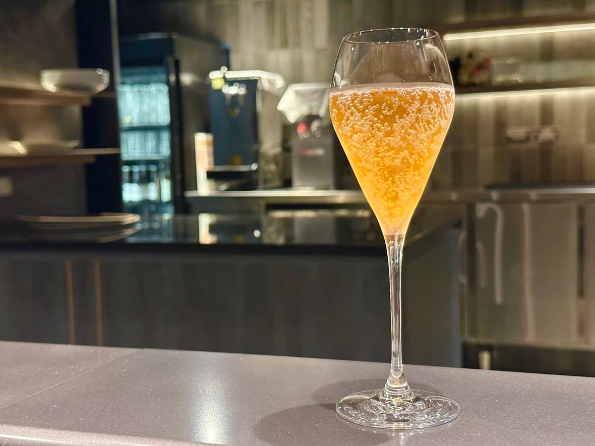 佐餐飲料推薦「蜜香烏龍」,茶味濃郁帶點氣泡感,能解肉膩。