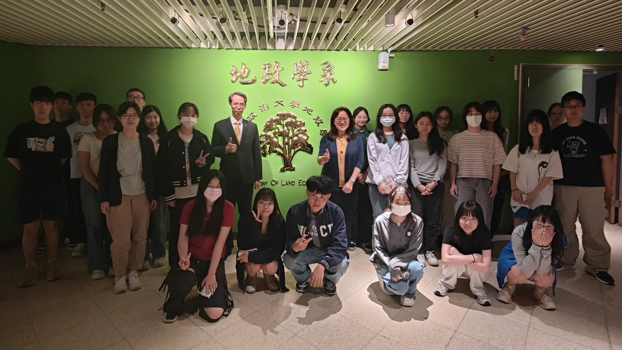 永慶房產集團資訊部協理呂學堯（中左）向政大地政學系同學分享房仲產業的AI應用，以及房仲的真價值。（永慶房產集團提供）