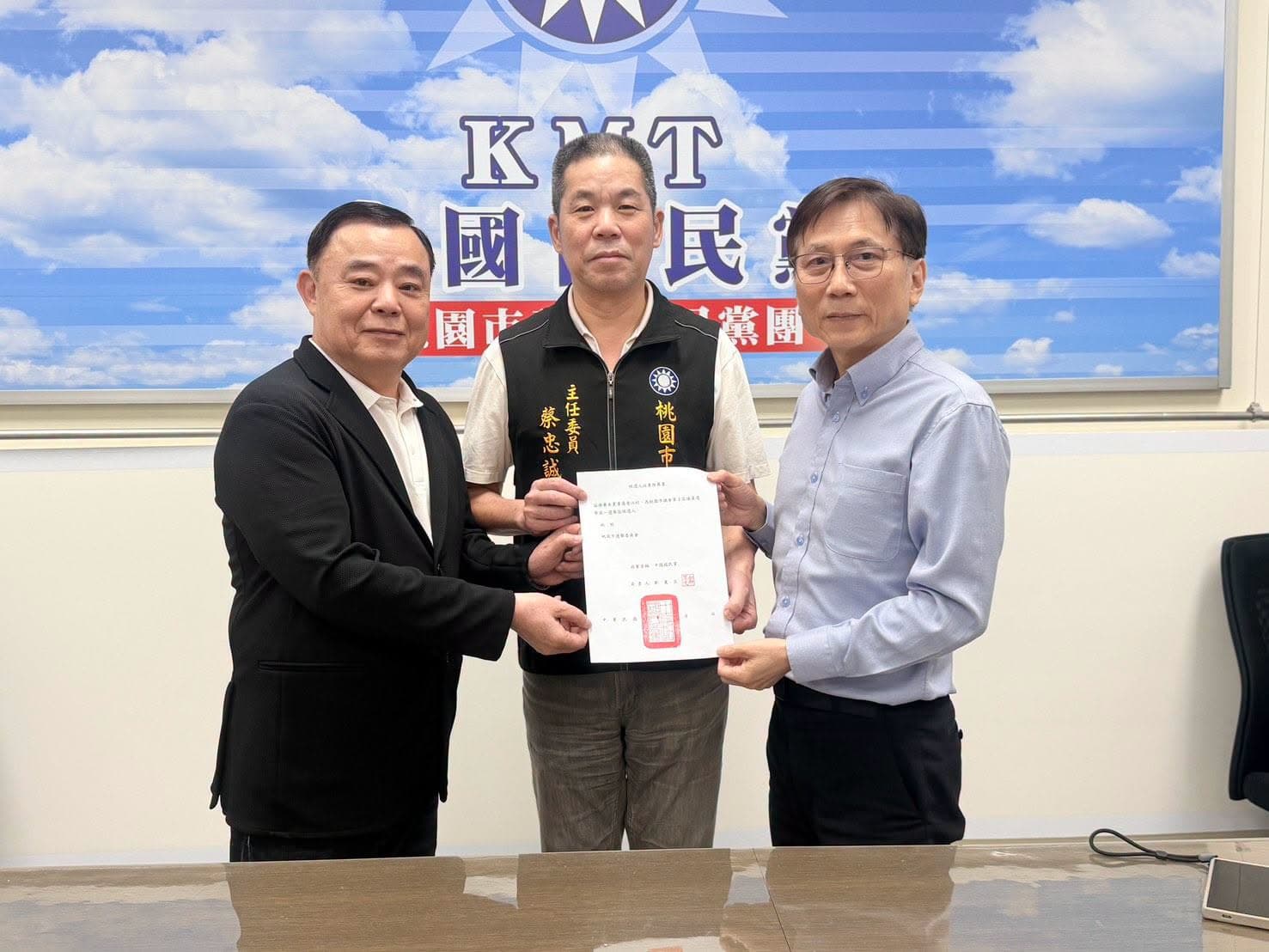 詹江村今從邱奕勝手中領取國民黨推薦書。(翻攝自詹江村臉書)