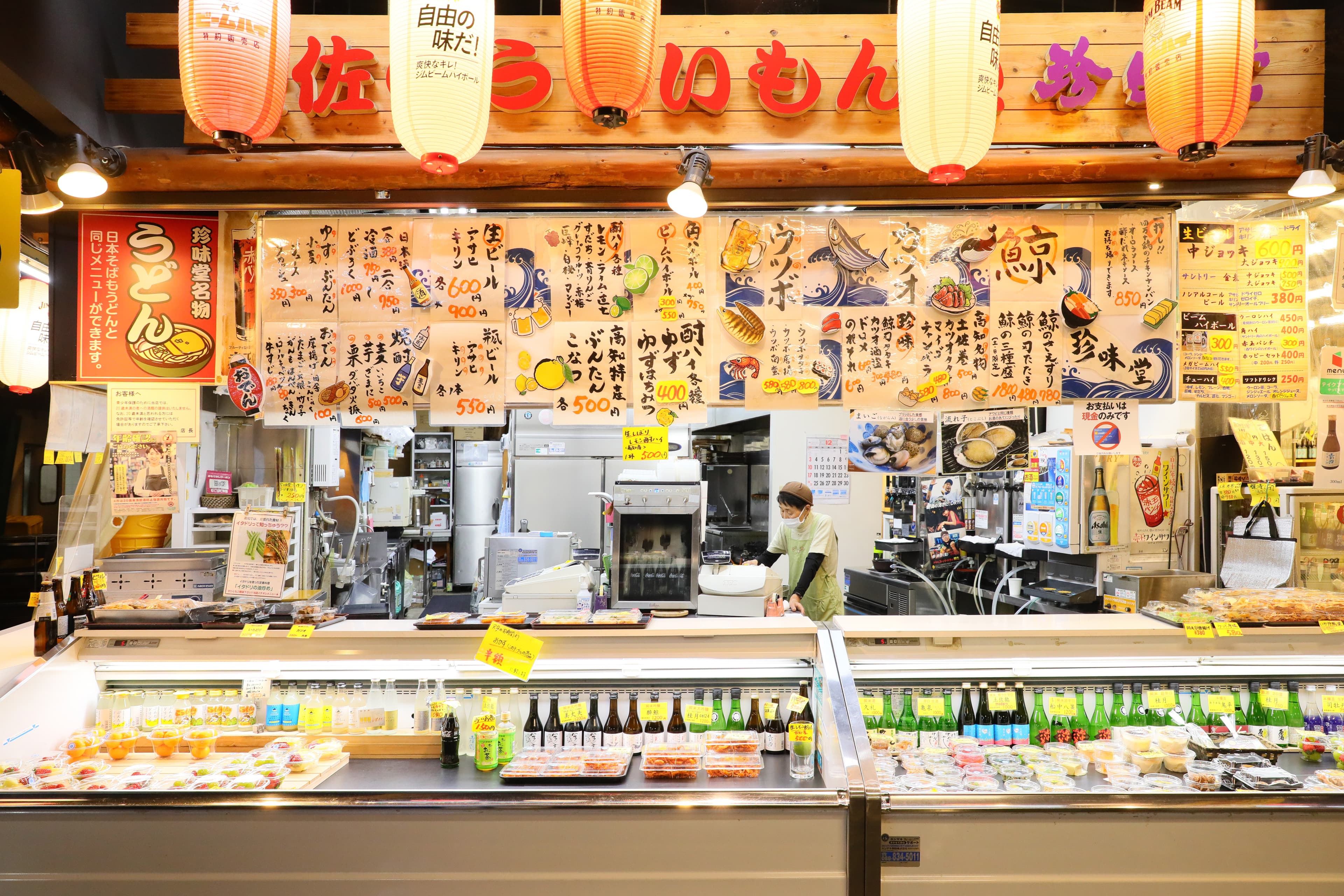 「珍味堂」販售高知產的水果、山菜和鰹魚角煮。