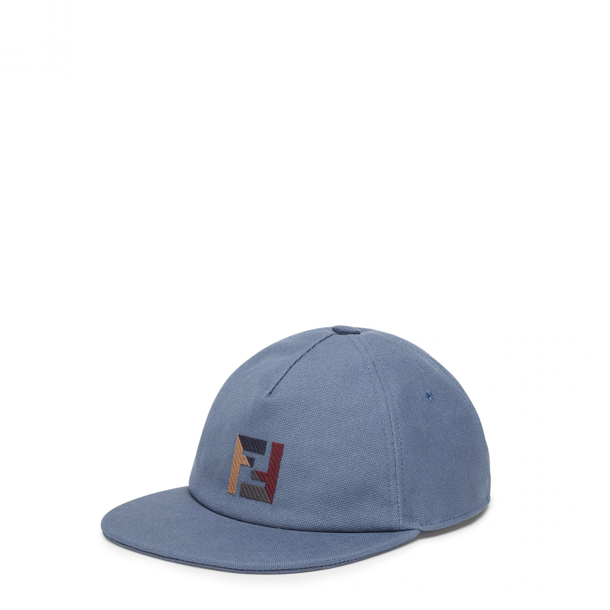 情人節限定系列多彩logo棒球帽。NT$17,200(FENDI提供)