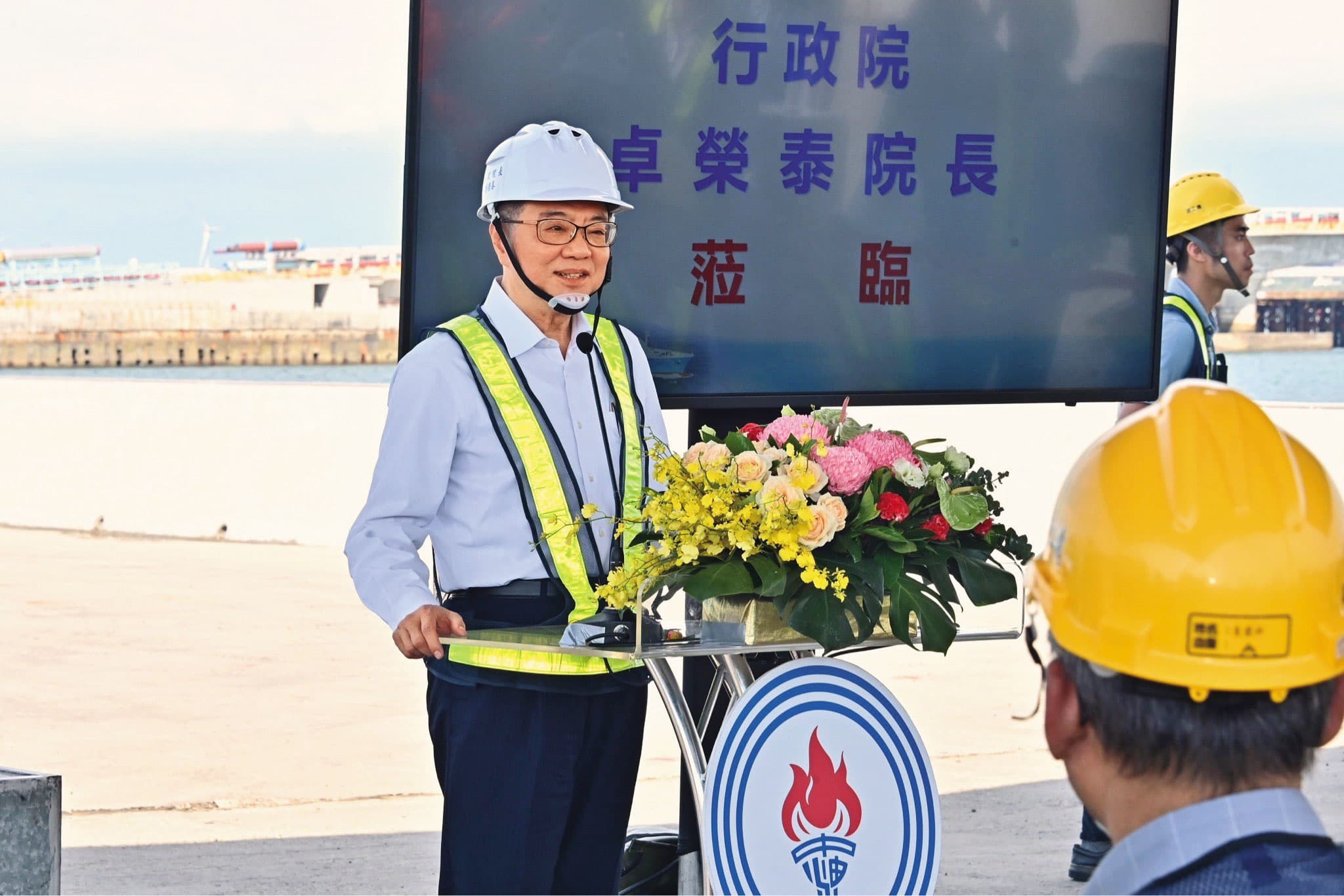 中油與台電天然氣接收站是國家重要能源設施，行政院長卓榮泰曾前往視察。（翻攝行政院官網）