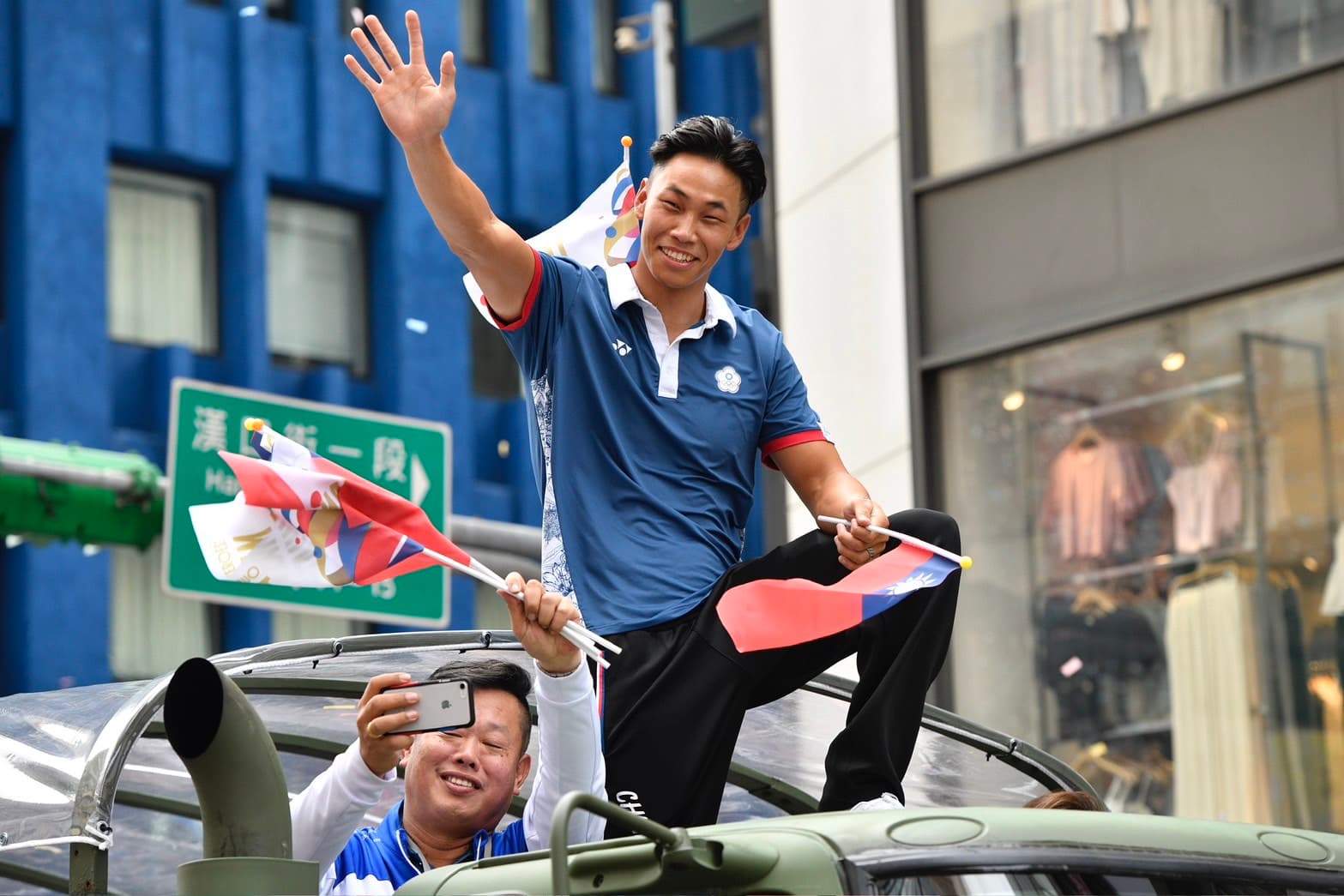激流輕艇吳少璿用熱情回應民眾的熱情。