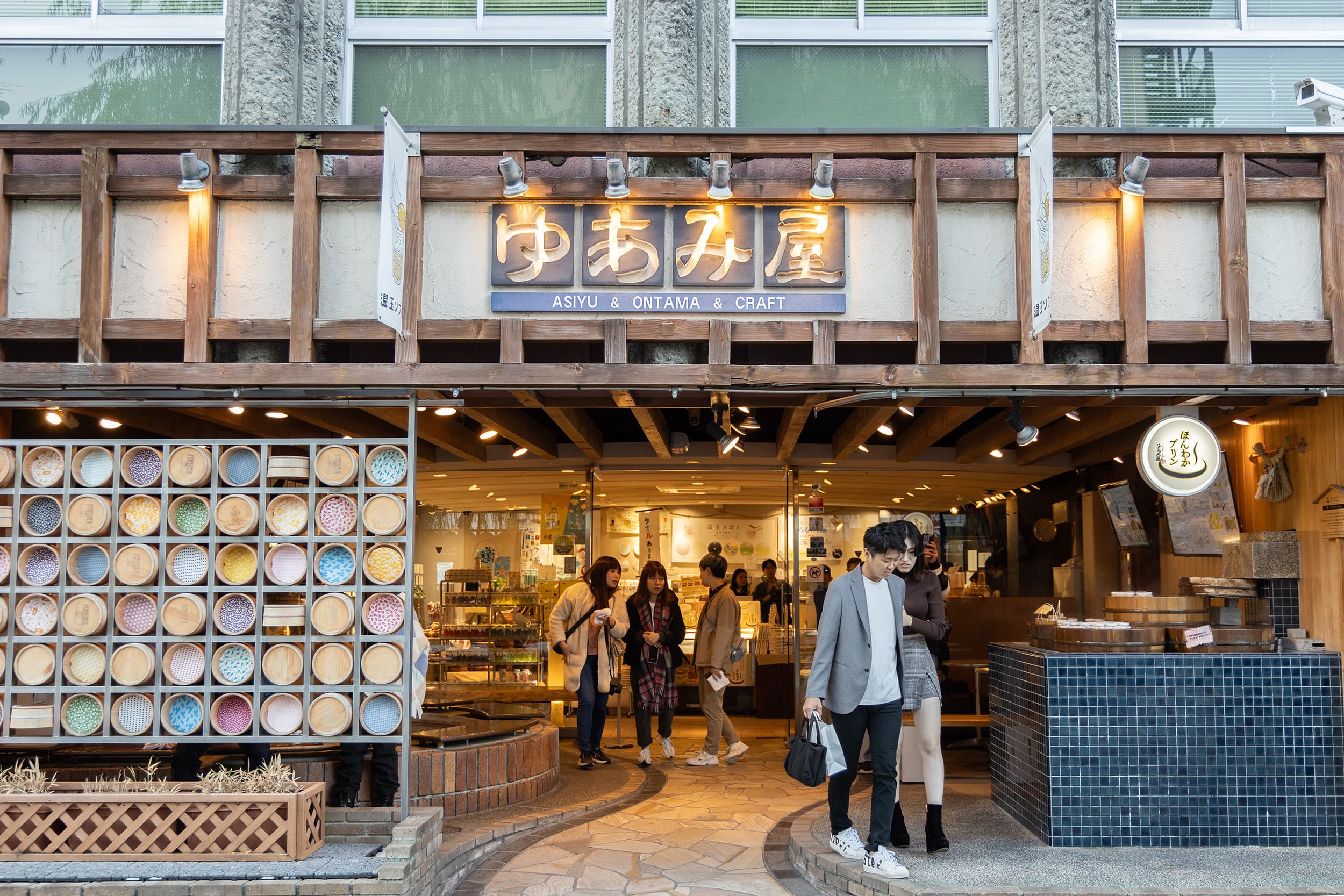 在「ゆあみ屋」除了品嘗布丁,也能挑選許多當地特色伴手禮。