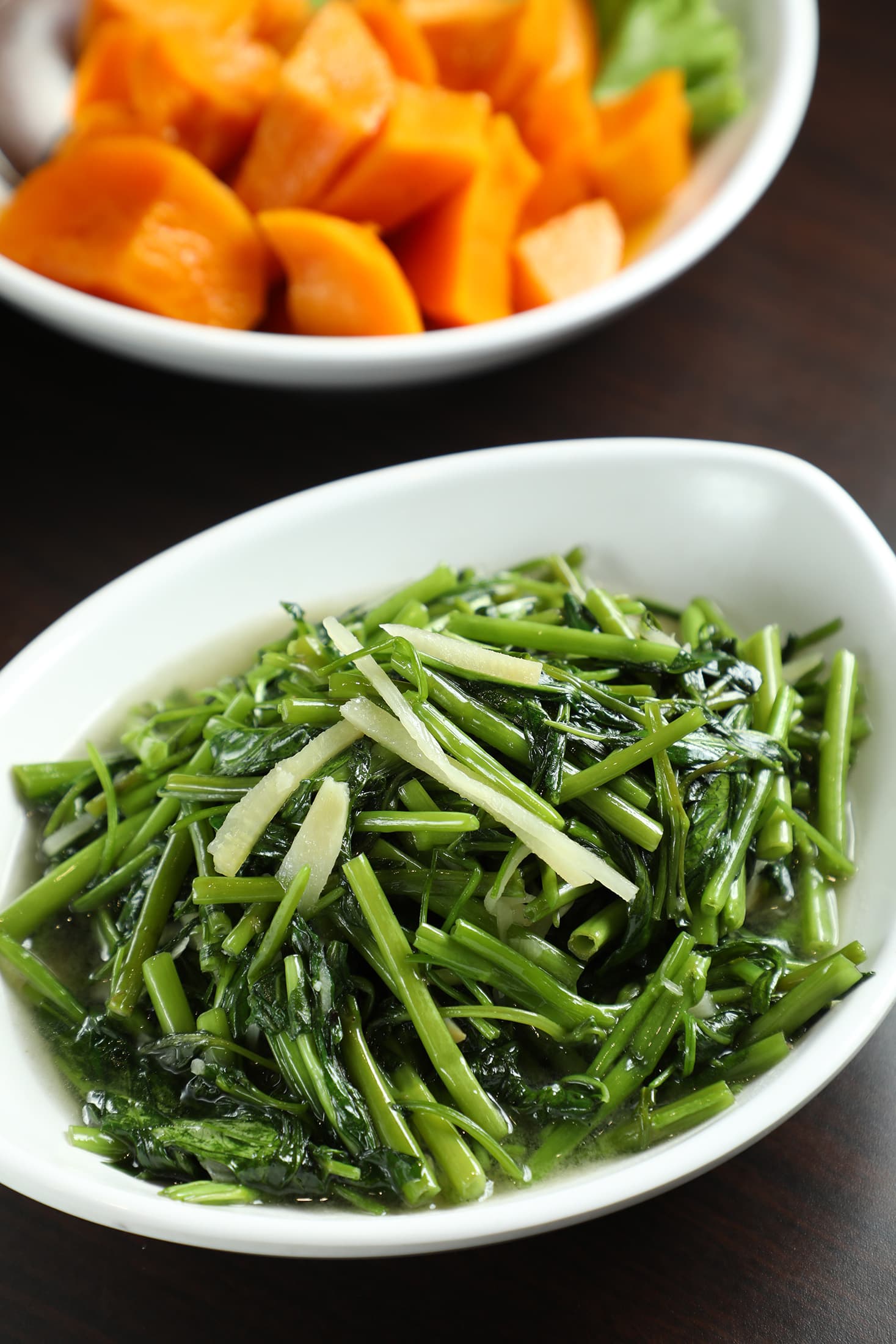 「酸筍空心菜」將切絲的酸筍與空心菜一起熱炒,酸香有味。(220元/份)