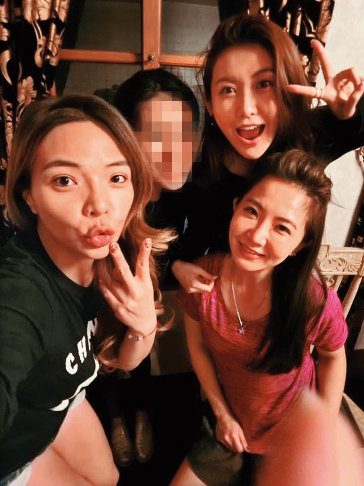 小甜甜(左一)、謝忻(右一)曾與愷樂(右二)常玩在一起,但前兩者後來鬧翻,還扯到愷樂。(翻攝自小甜甜IG)