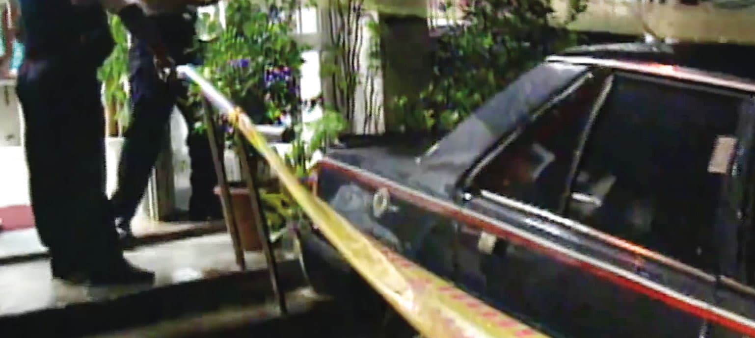 警方搜索張玉庭的轎車,在車上發現部分證物。(翻攝東森新聞)