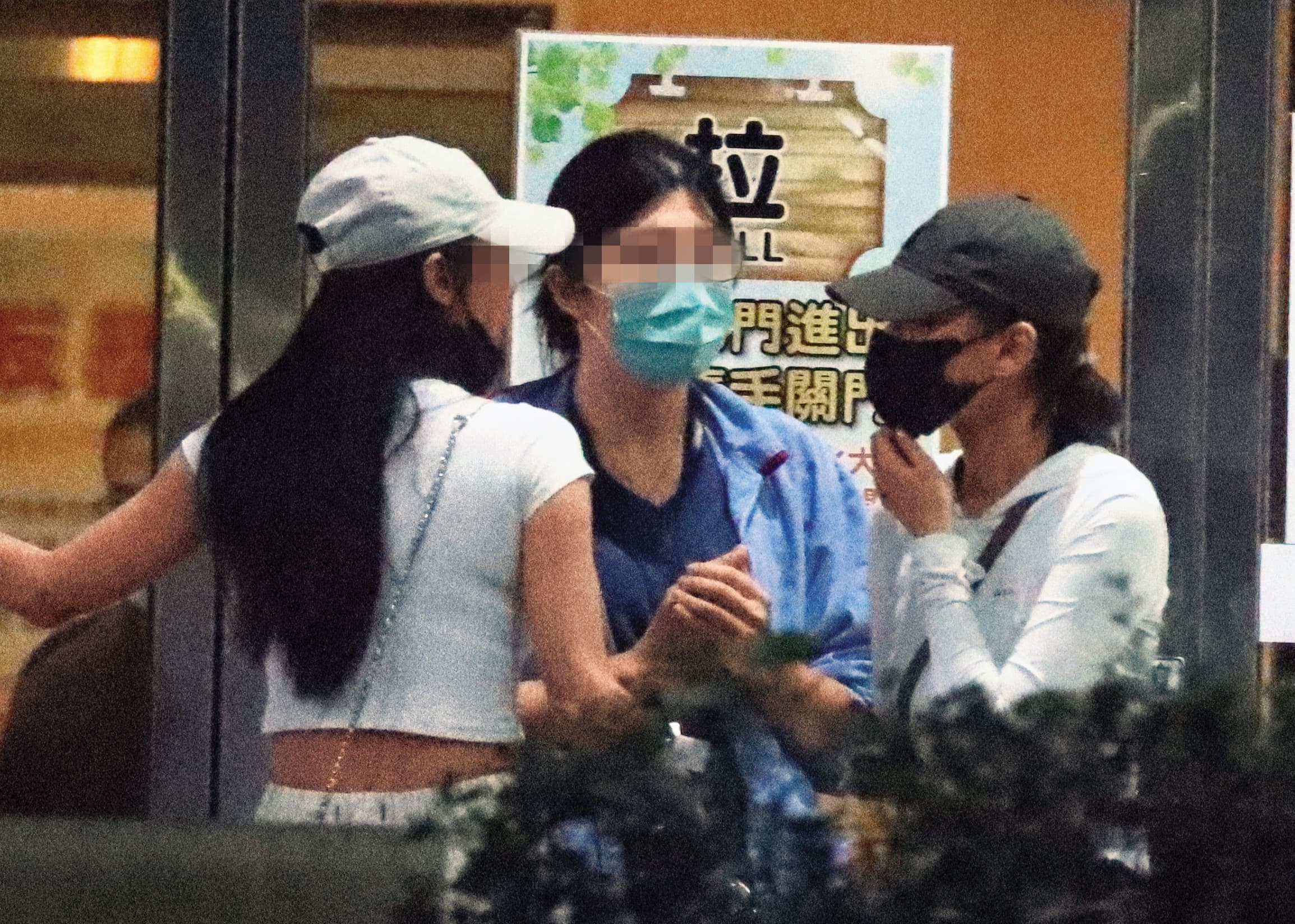 21:53 何超蓮(右一)走在後頭跟著出來,夫妻感情看似沒啥事。