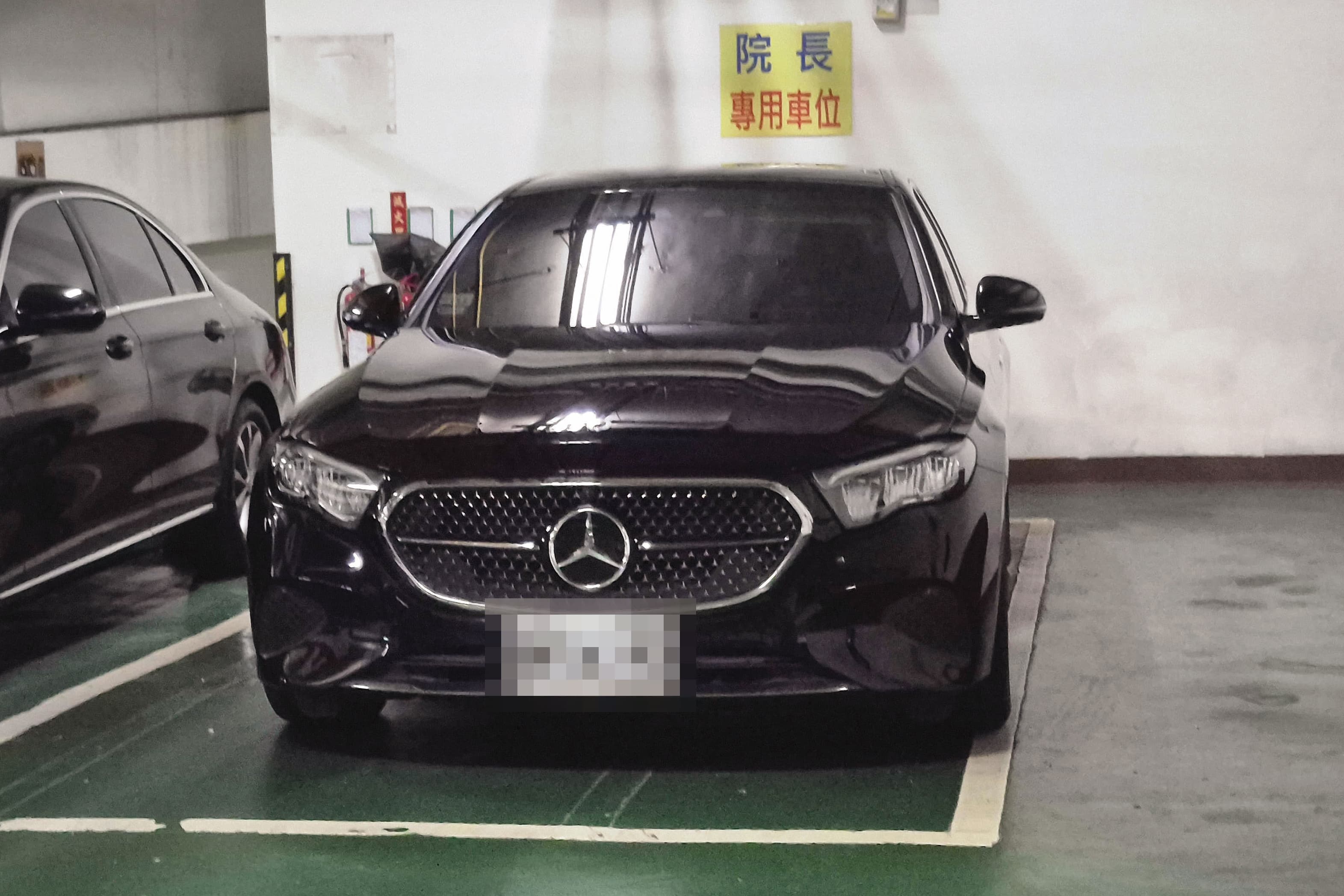 馮明珠遭爆把小港醫院院長的賓士公務車(圖)納為己用。(讀者提供)