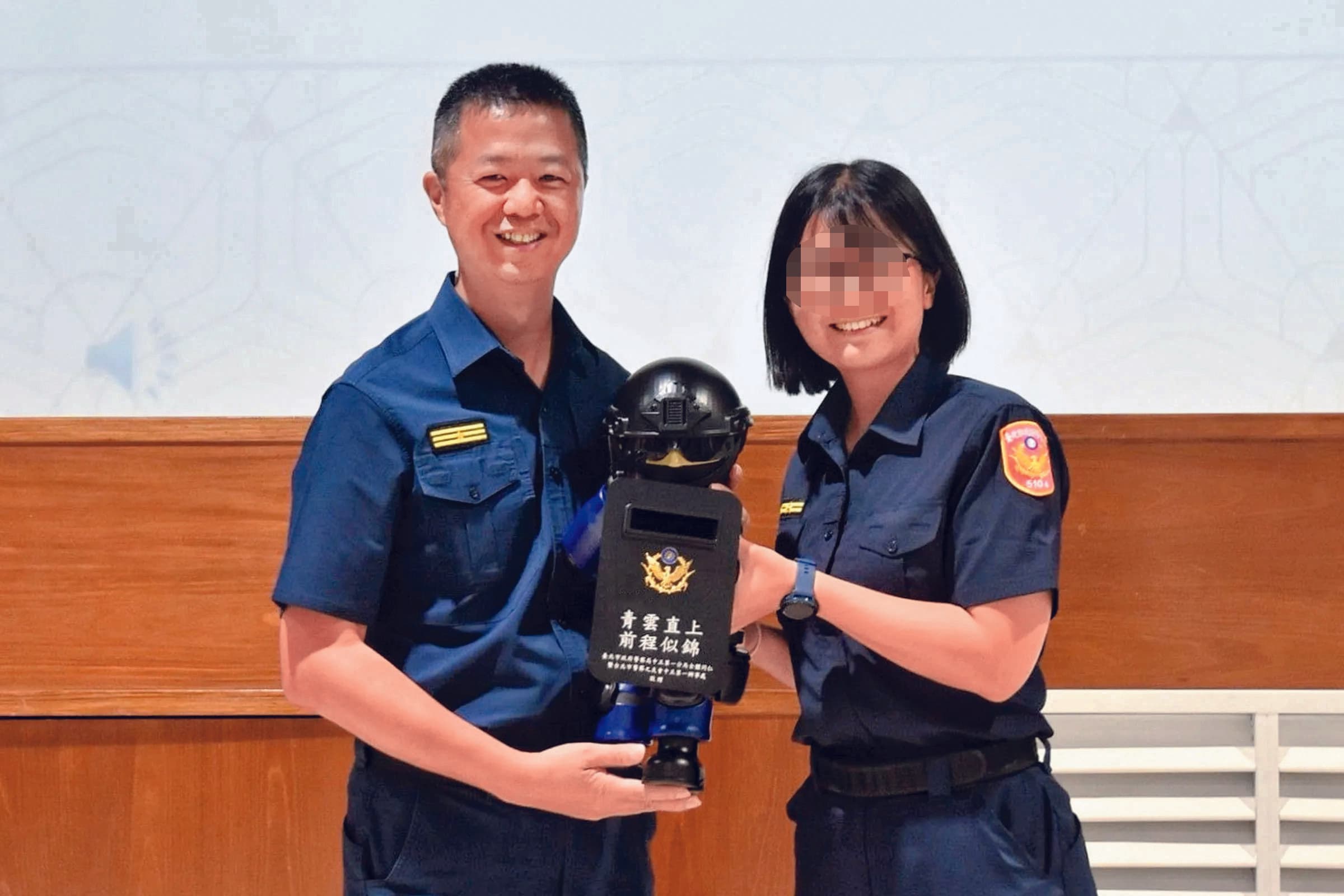 負責正、副元首維安工作的台北市中正一分局女警陳芊雯產後大出血過世,總統賴清德親赴靈堂上香。