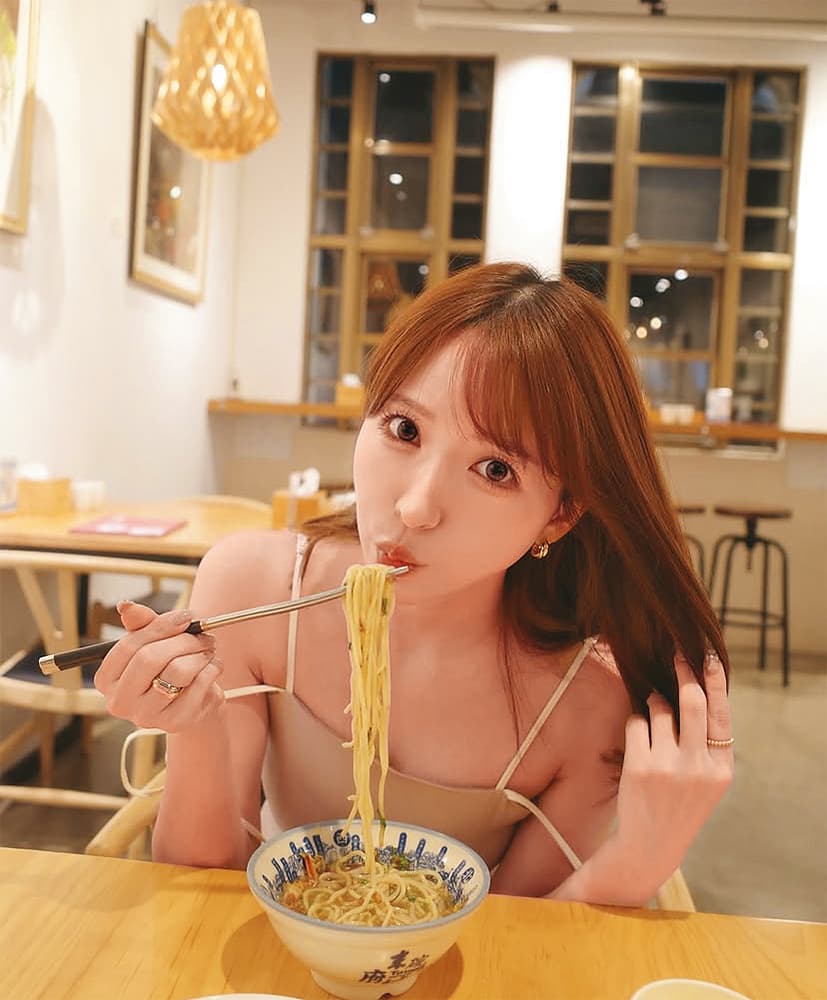 三上悠亞這麼愛吃台灣擔擔麵，來～小編下面給妳吃…，咳咳，是下麵。（翻攝自三上悠亞IG）