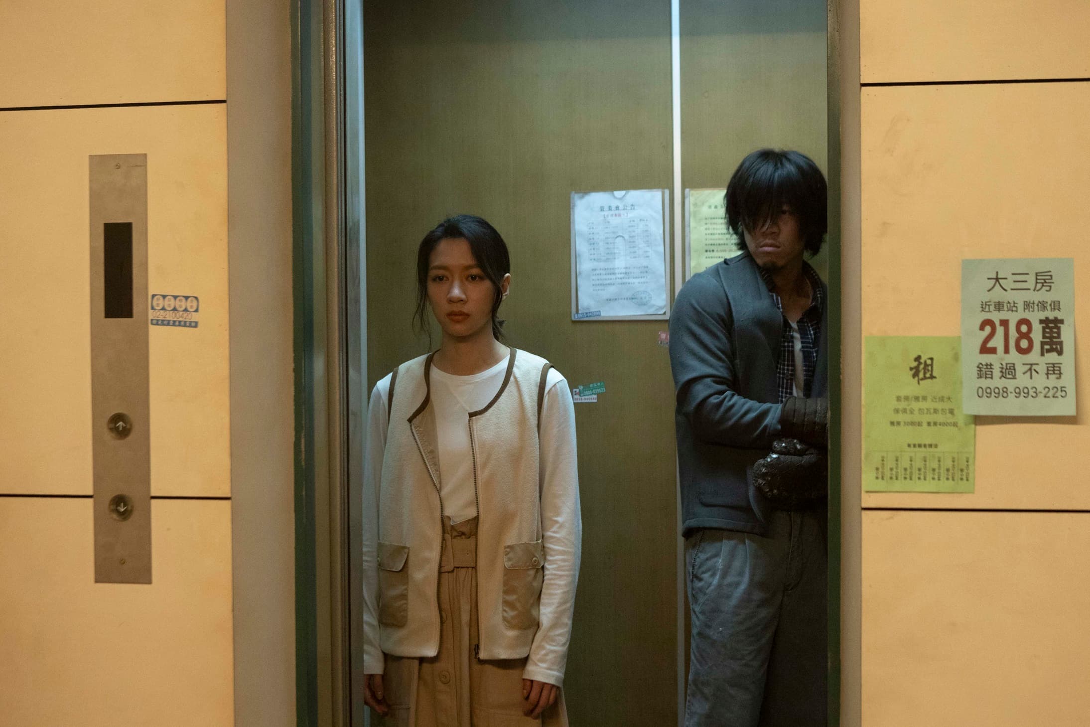 游書庭在《鬼天廈》演出一位陰暗詭異的電梯怪客,左為陳妤。(華映提供)