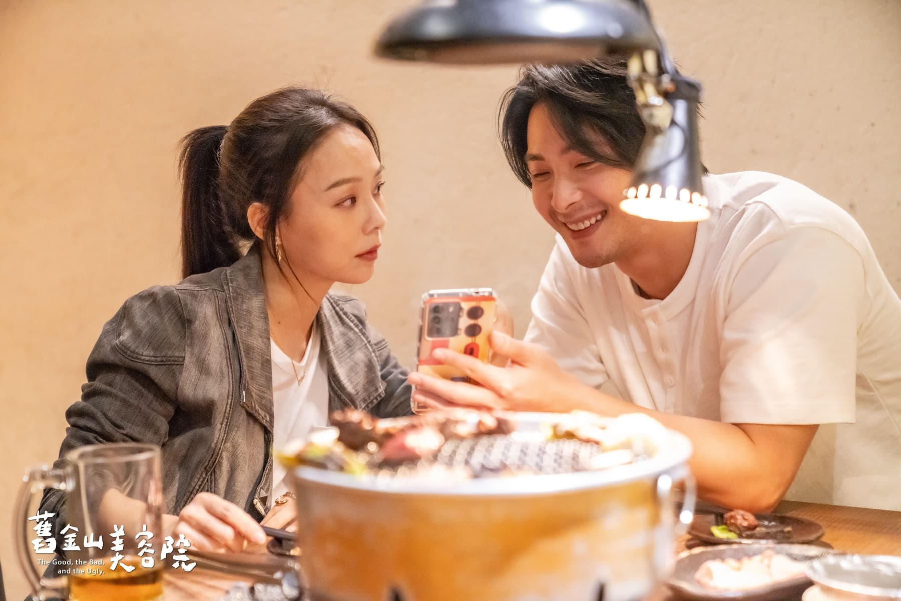 孫淑媚(左)利用工作之便 把握與連晨翔相處的機會。(TVBS)