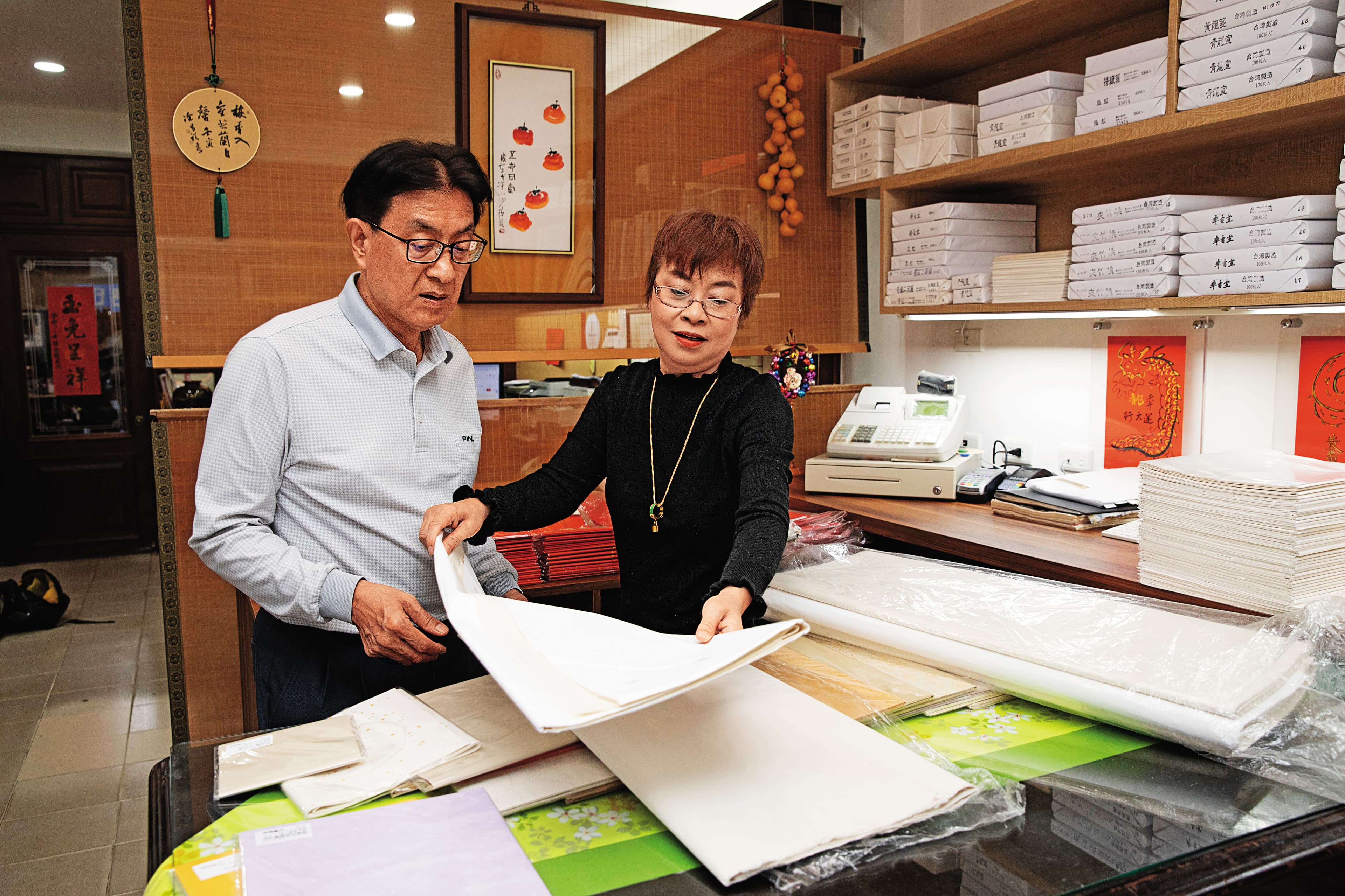 黃國權(左)與二妹黃維敏(右)一起守護家業,積極拓展台灣消費市場。