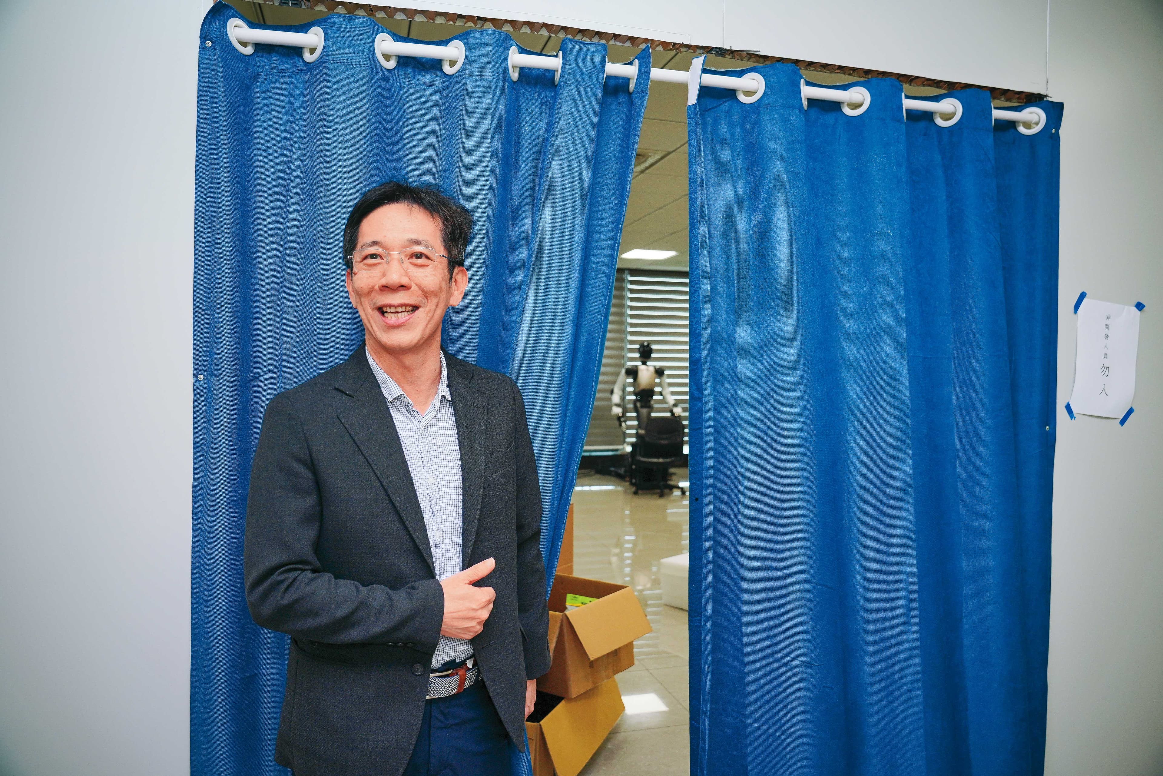 達明機器人營運長黃識忠帶本刊一睹達明祕密實驗室。