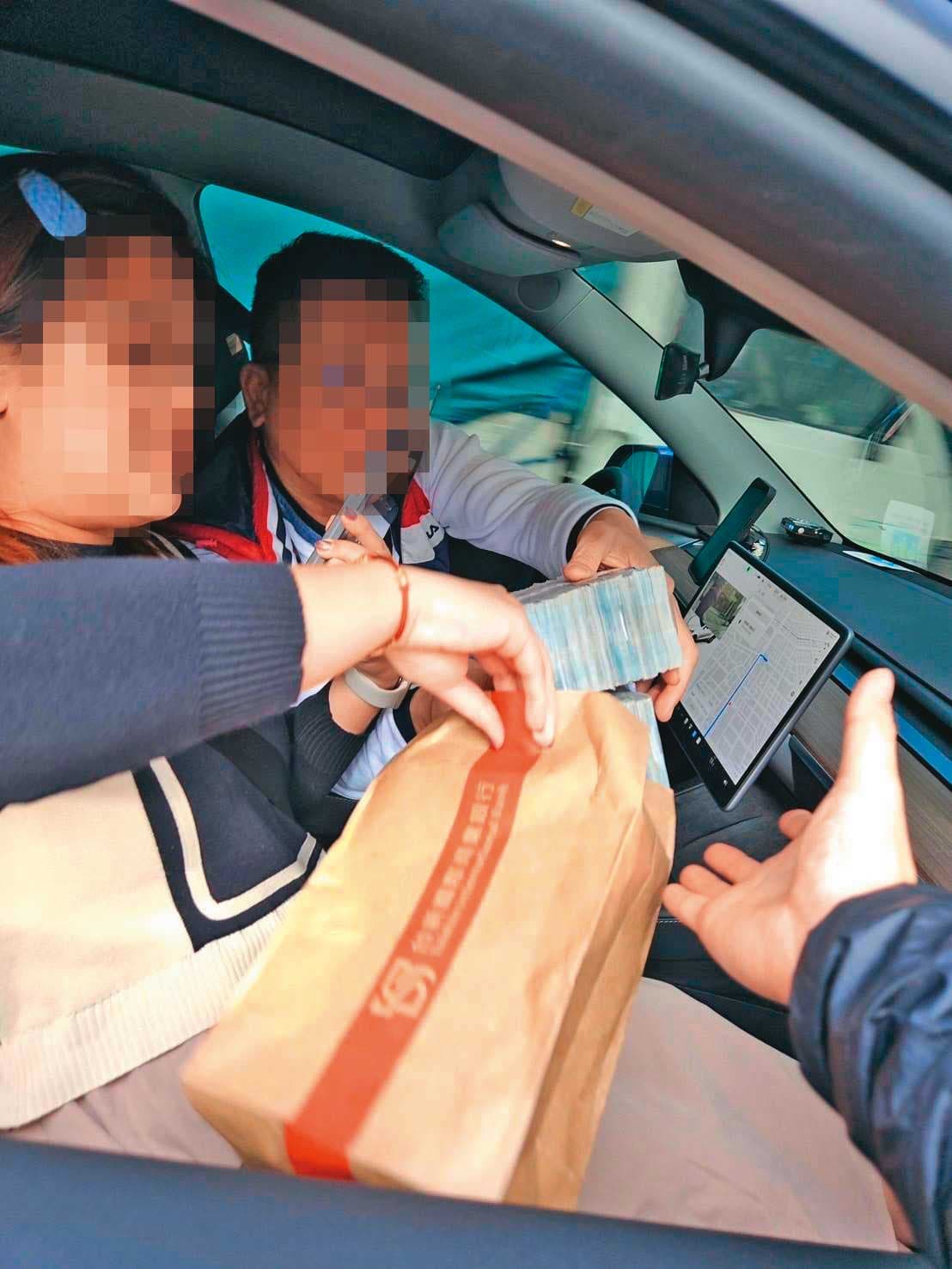 李孟儒的員工帶A小姐到家樂福買儲值券，之後換成現金交給其他同夥。（讀者提供）