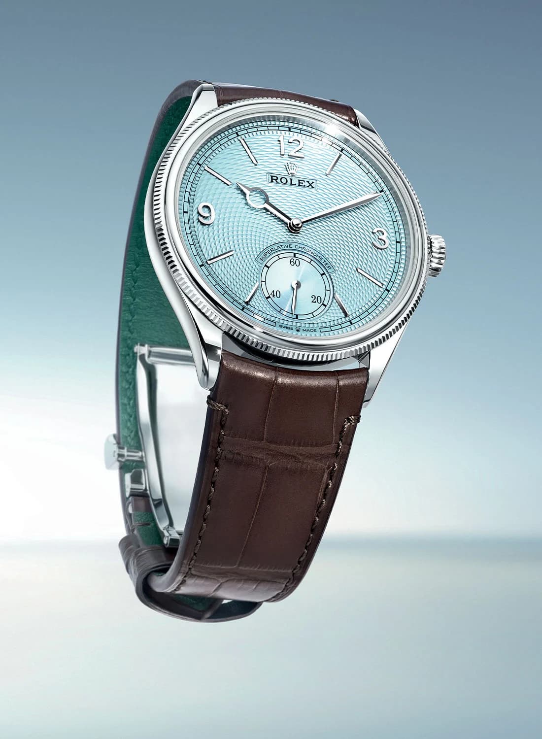ROLEX 1908 勞力士去年發表的1908系列，是品牌久違的正裝錶，並具備勞力士罕見的透背設計，一發表即引起高度討論。繼白金與黃金材質之後，今年加入最頂級鉑金材質，配備冰藍色面盤，並裝飾機刻雕花工藝打造的穀粒紋，瞄準頂級客層。 功能：時、分、小秒針指示 機芯：7140型自動上鏈機芯 定價：約NT$1,079,000