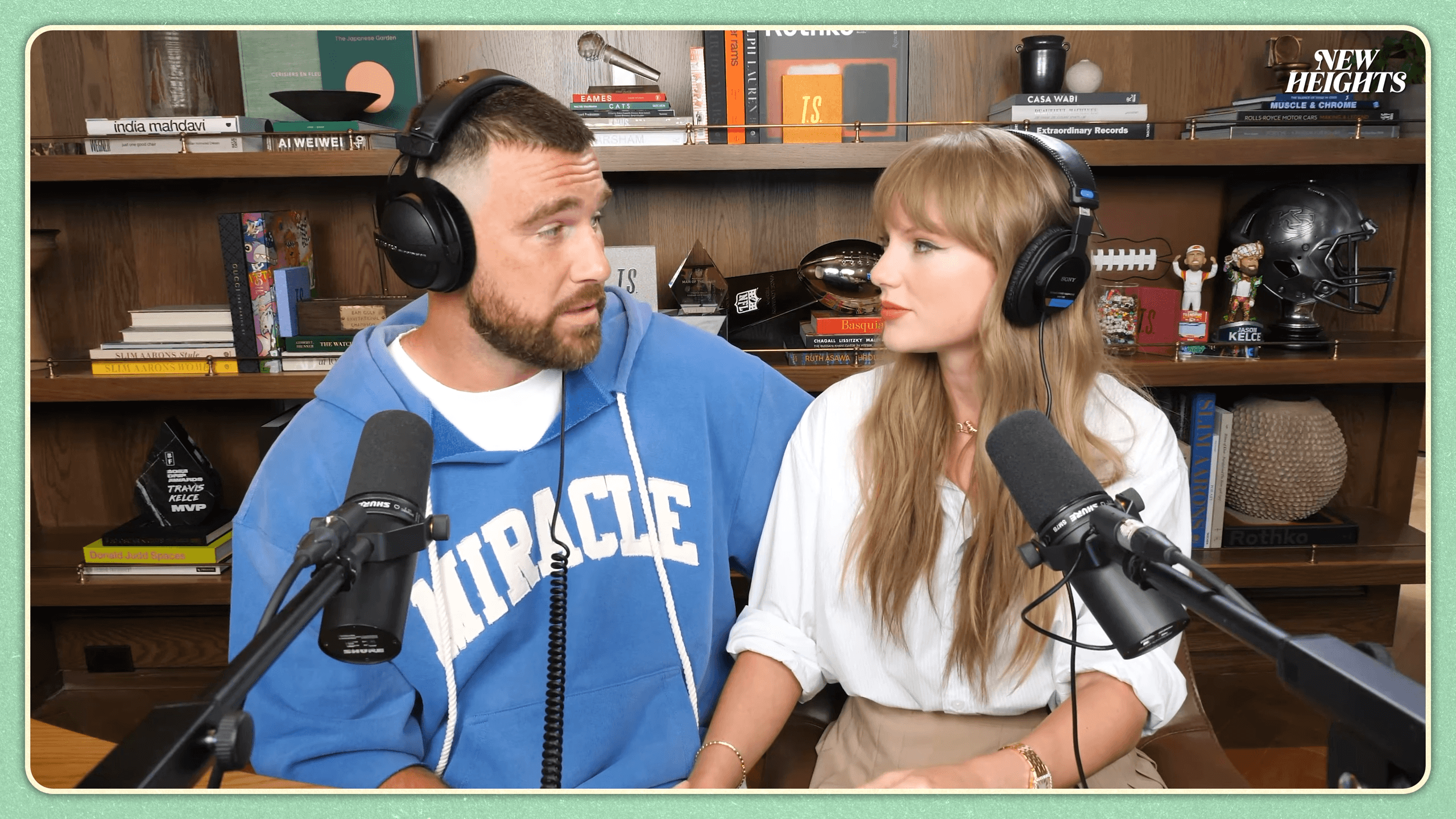 泰勒絲和特拉維斯在Podcast節目大方放閃。（翻攝 New Heights YouTube頻道）