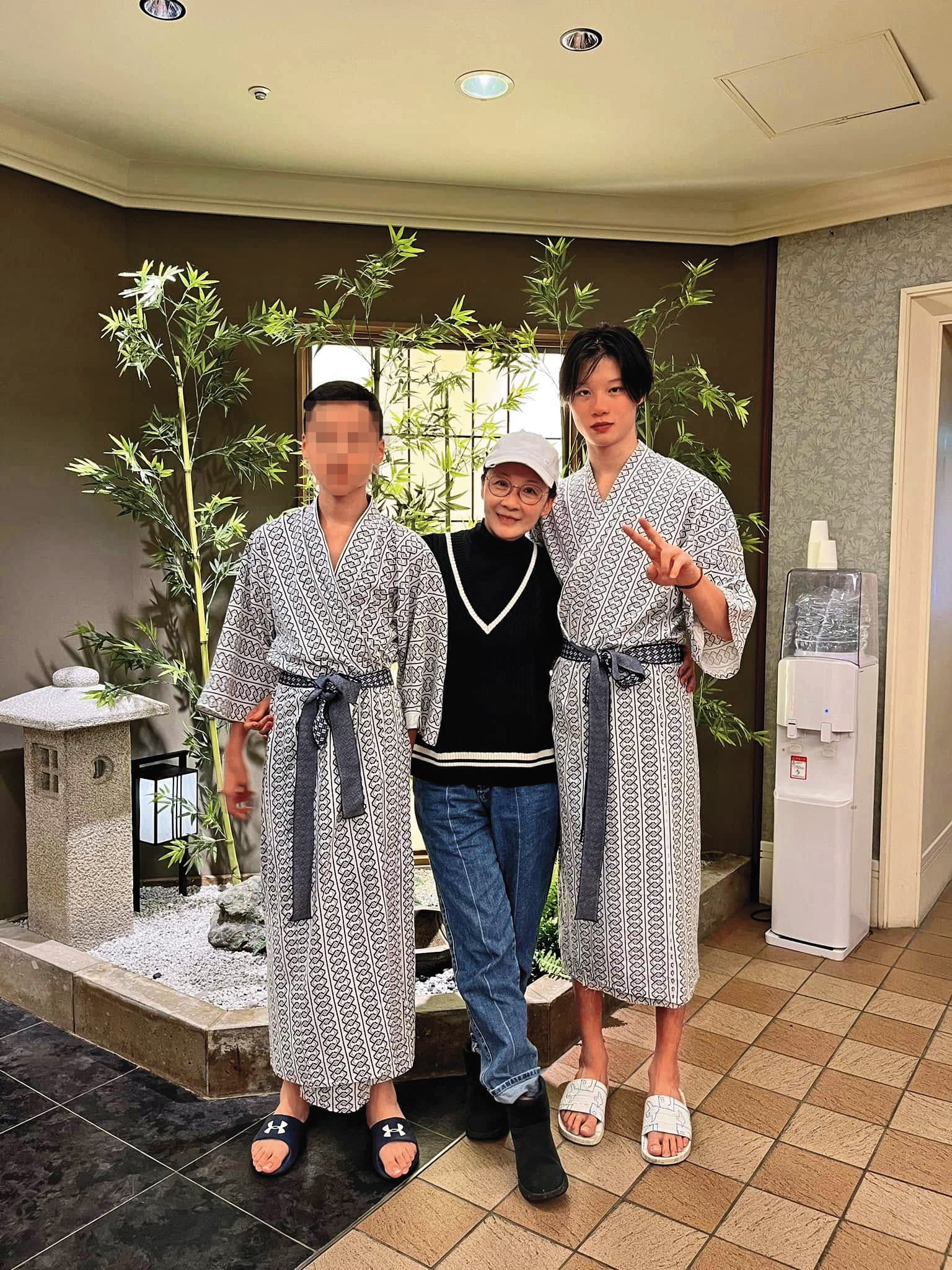 和家馨(中)35歲才高齡生下長子何柏廷(右),小兒子(左)也才15歲。(翻攝自和家馨臉書)