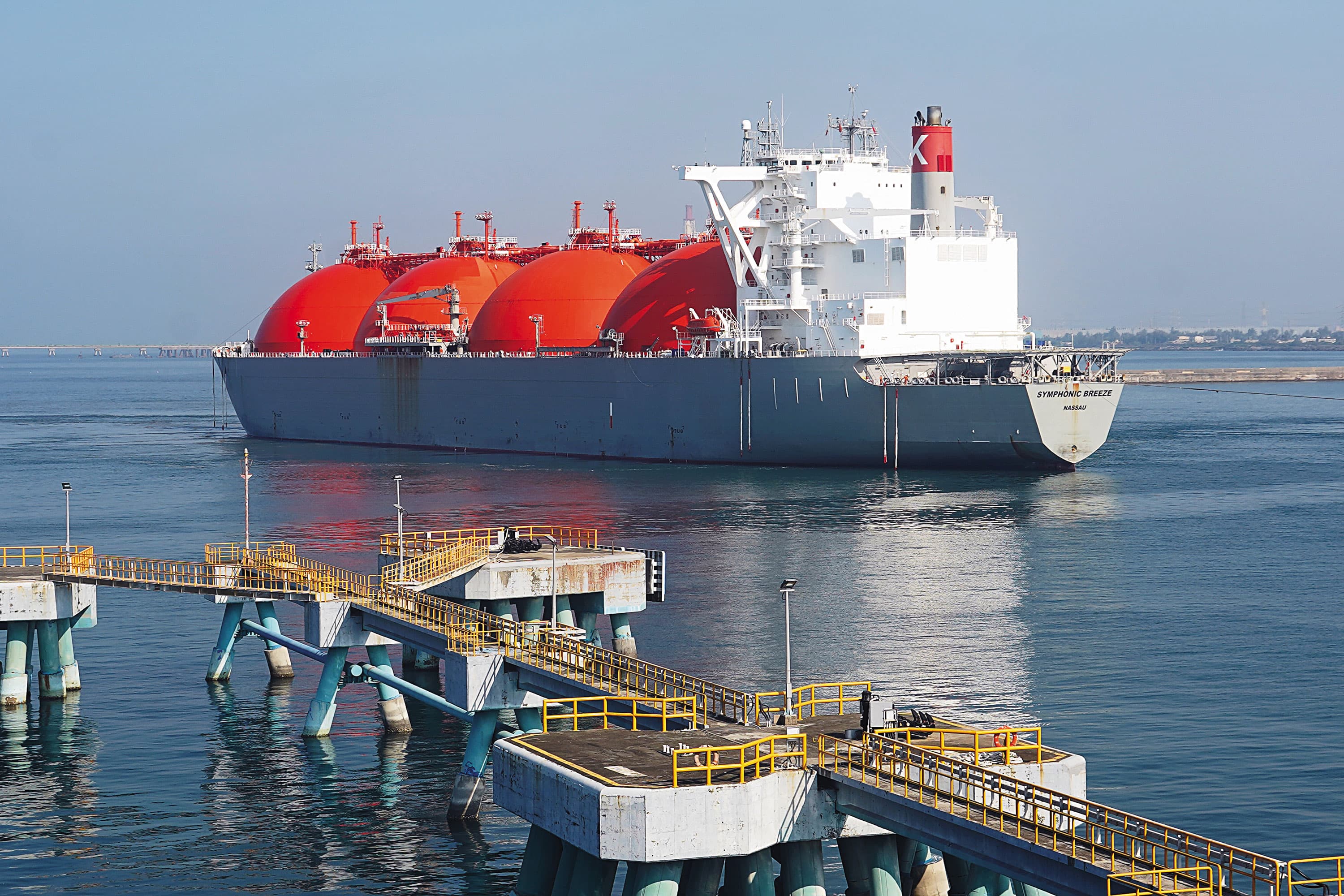 中油為天然氣發電興建多座接收站，以利LNG船作業。（中油提供）