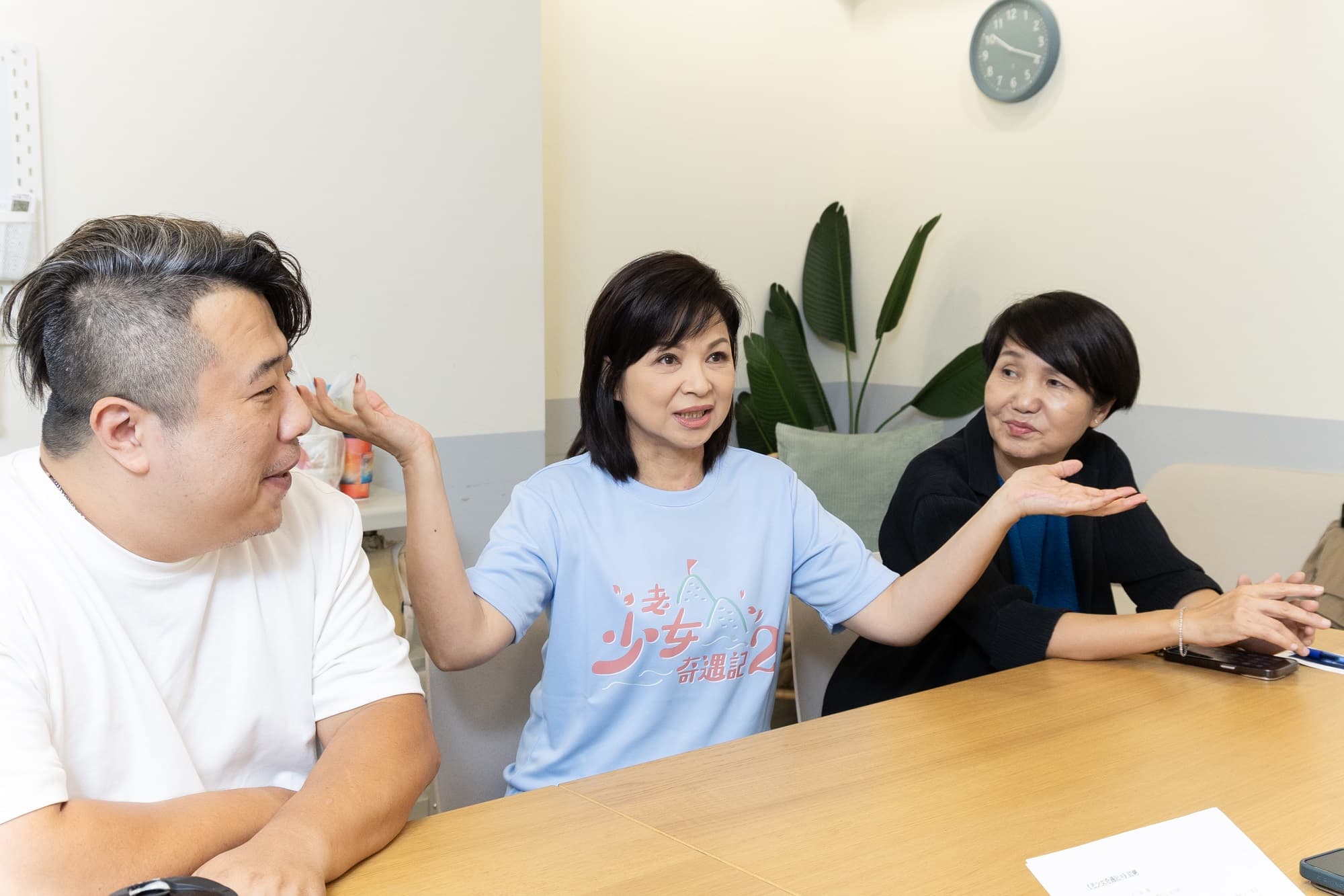 導演許志成（左）自從在拍攝時血壓飆升，從此被楊貴媚（中）緊盯按時吃飯。