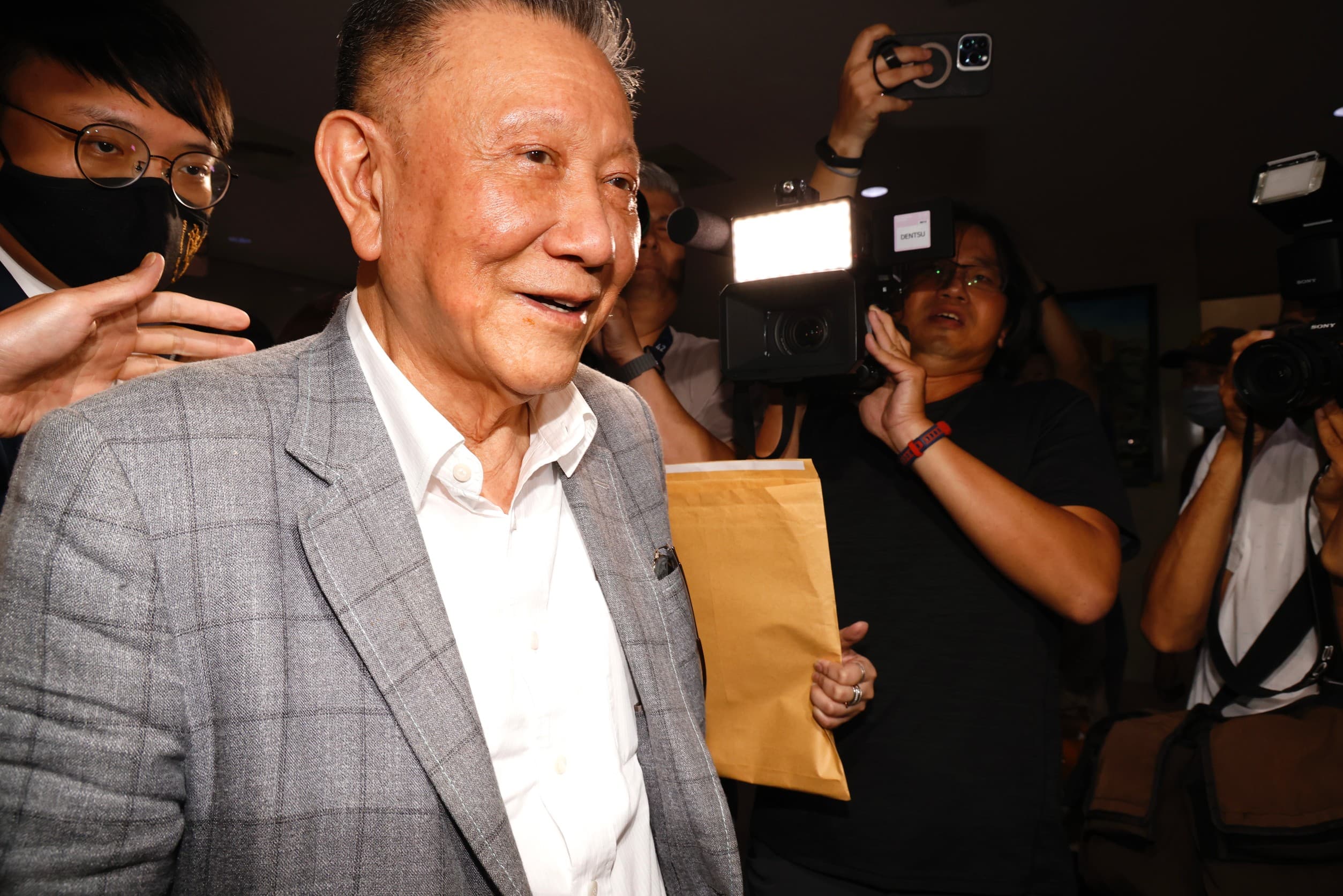 檢廉懷疑,自2018年起至2021年間,沈慶京針對京華城容積率案有可疑款項流向應曉薇。