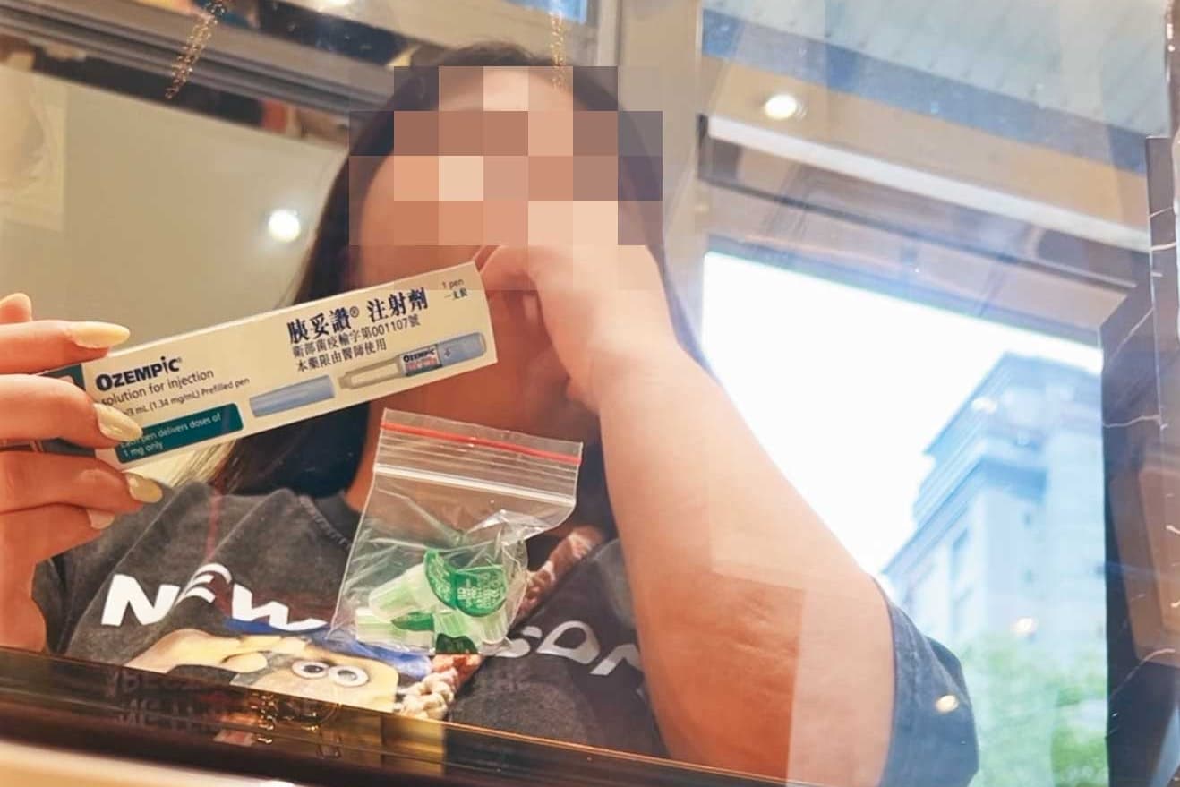 袁曼軒要記者到精品會館面交減肥針劑,並由員工(圖)教授施打方法。
