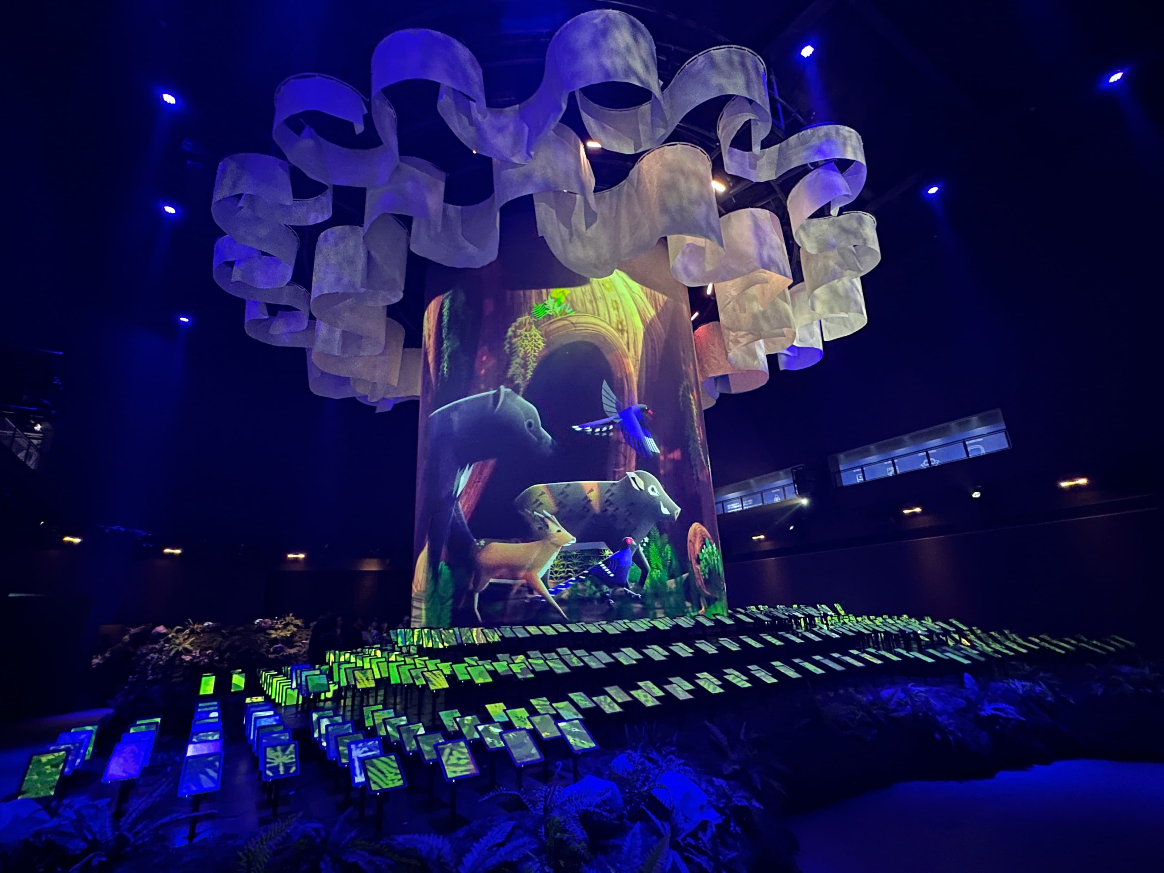 TECH WORLD館的生命劇場以560台互動裝置、巨型投影與燈光音效,打造出關於台灣生物多樣性的沉浸式體驗。