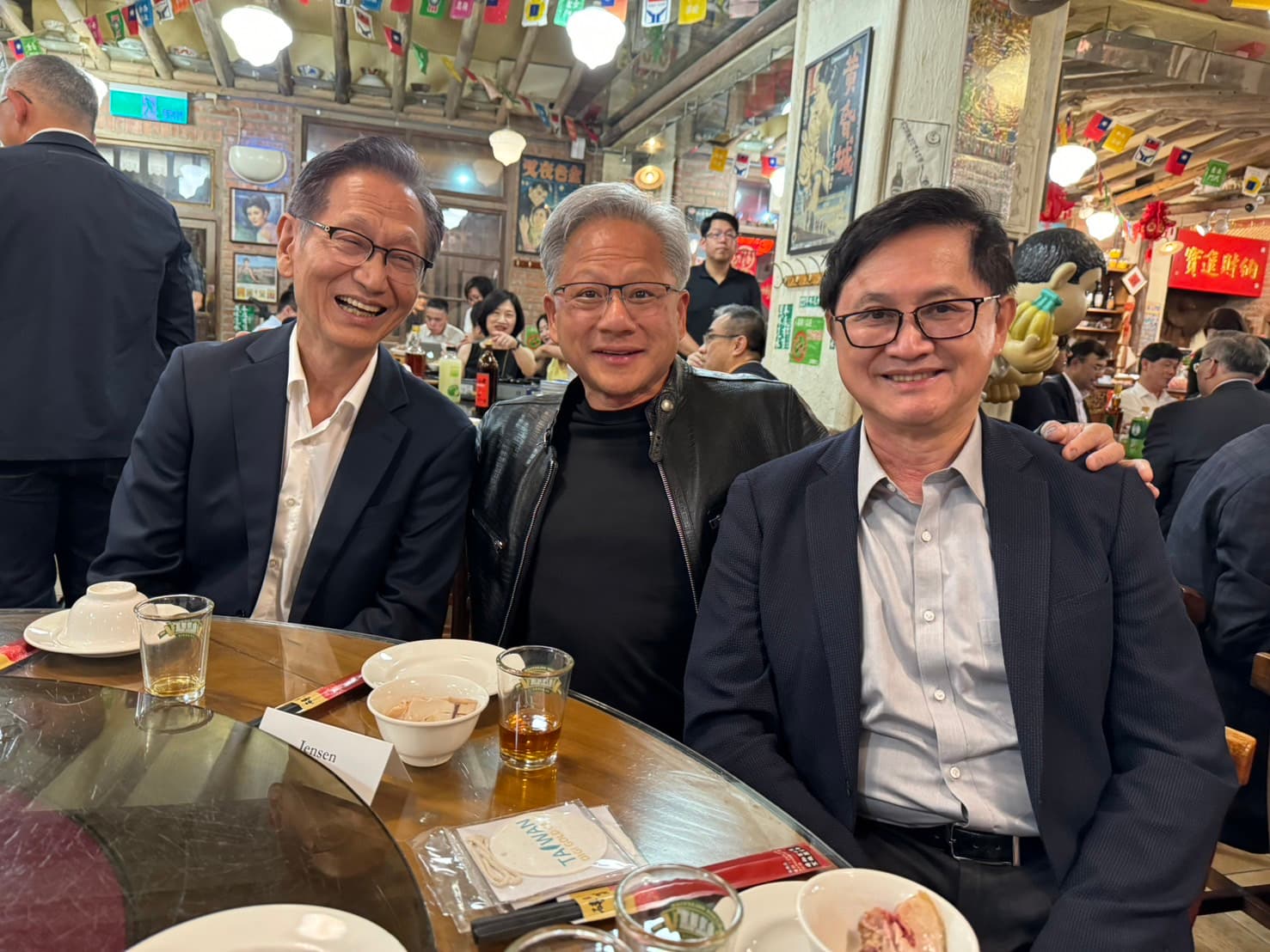 黃仁勳(中)今當東道主,幾乎所有老闆們都提早到場,包含華碩董事長施崇棠(左1)、和碩董事長童子賢(右1)。(讀者提供)