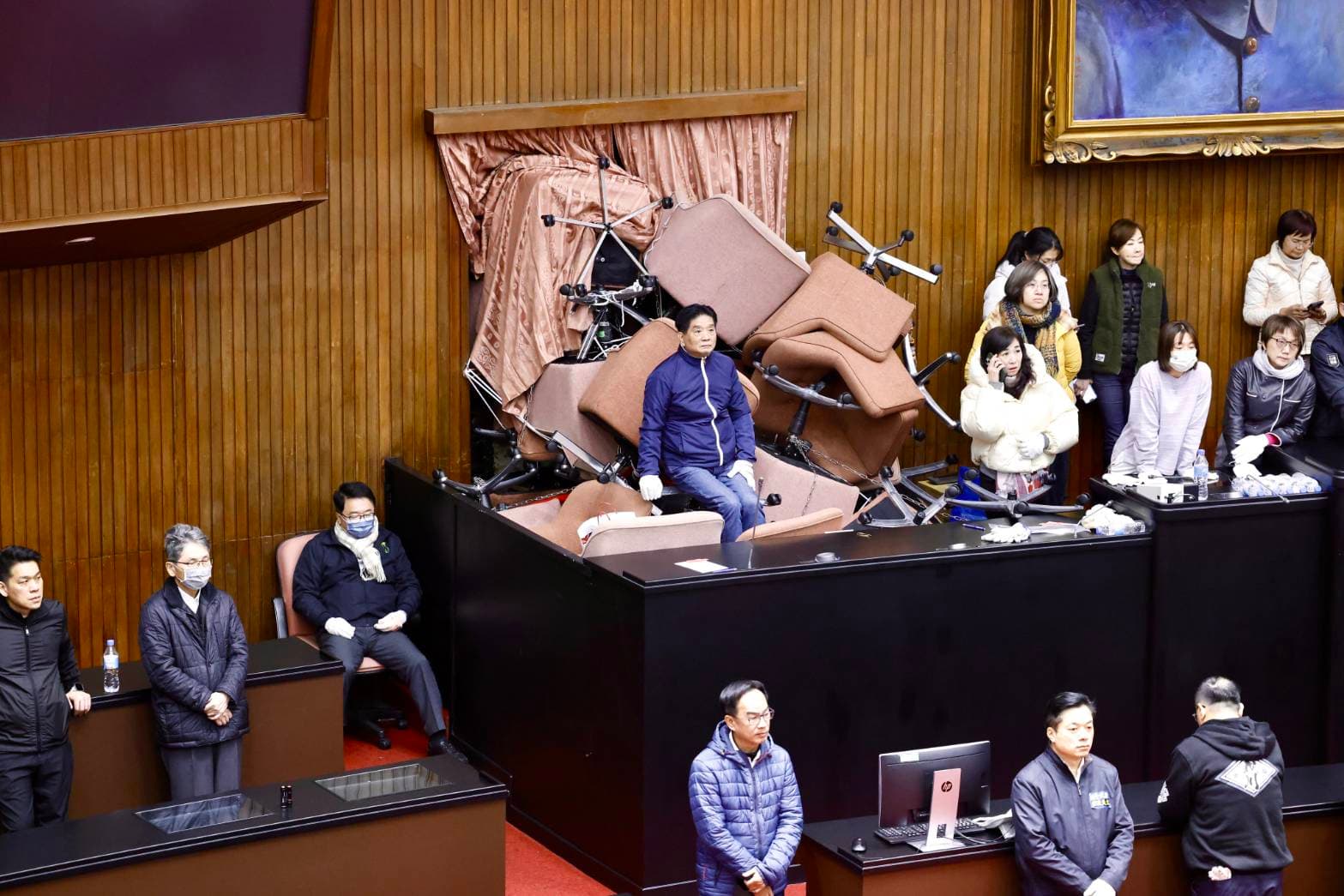 綠委為了防止藍營強行修法,深夜衝入議場封鎖大門。