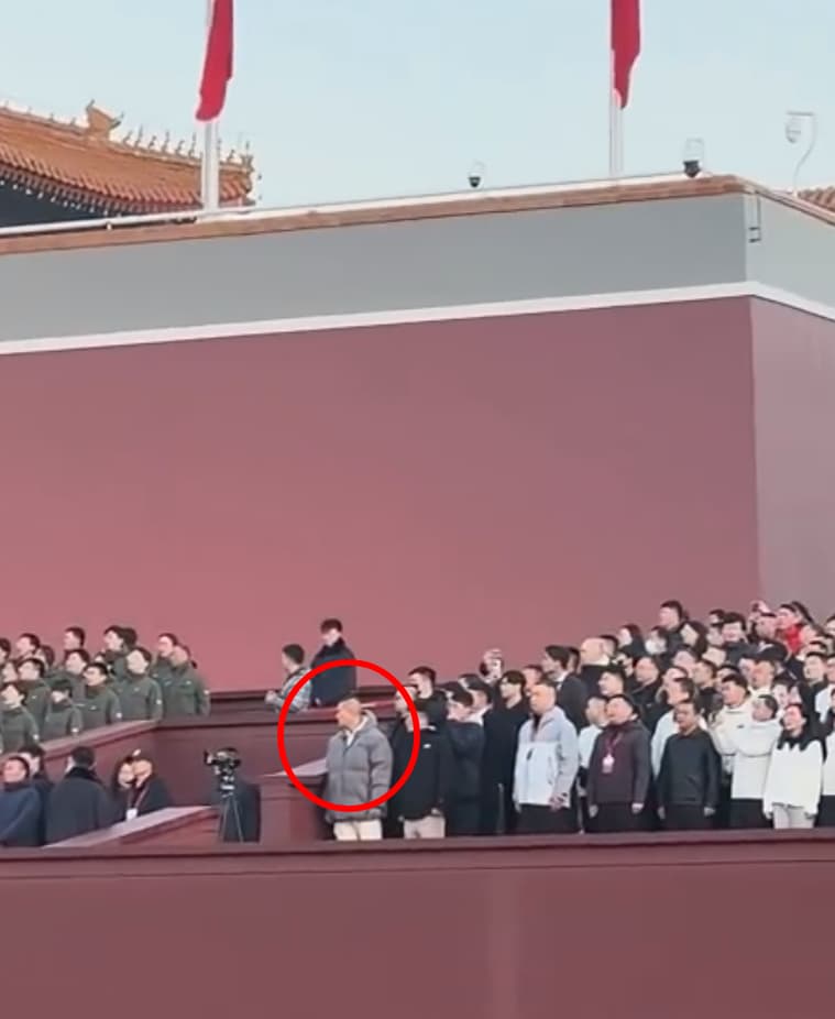 中國有民眾也拍下館長觀禮畫面。(翻攝微博)