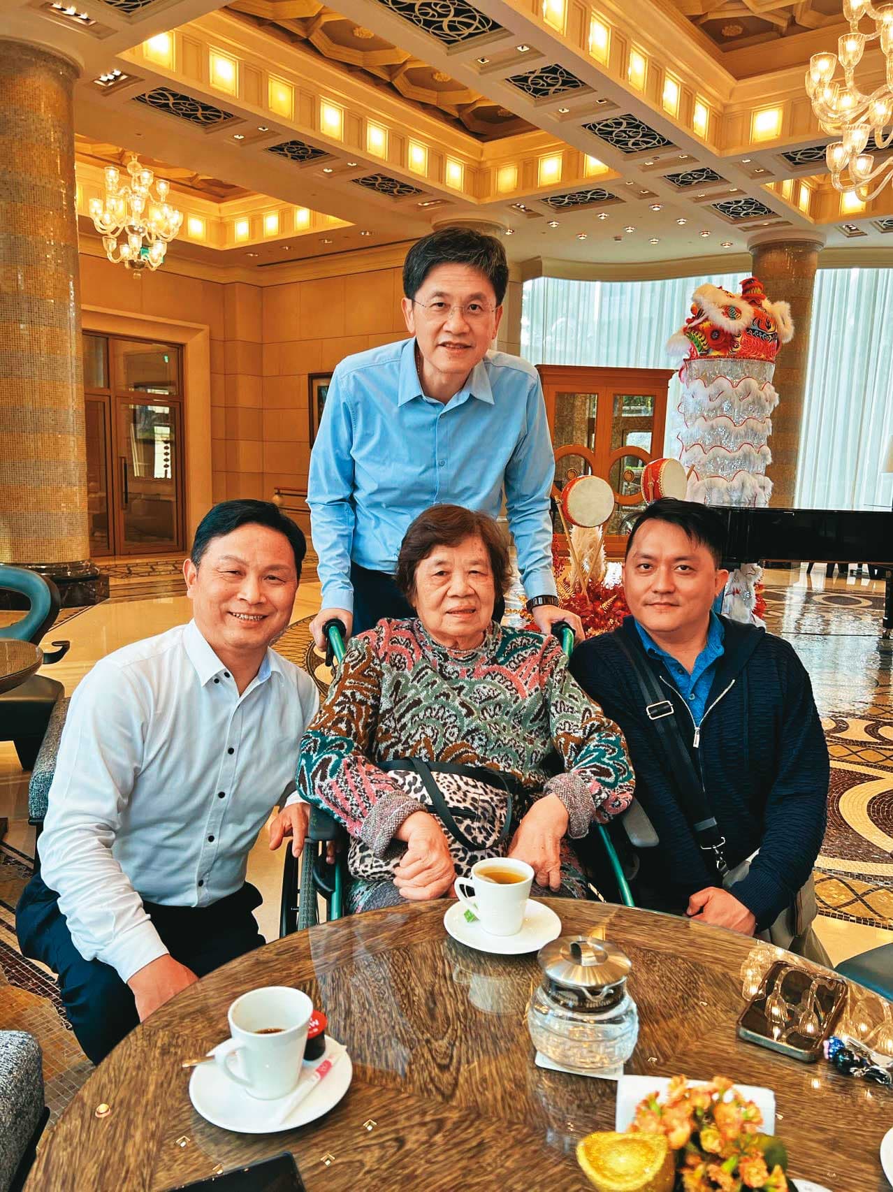廖黃香(前中)與次子廖文鐸(後)支持其餘股東爭取權益。(見龍提供)