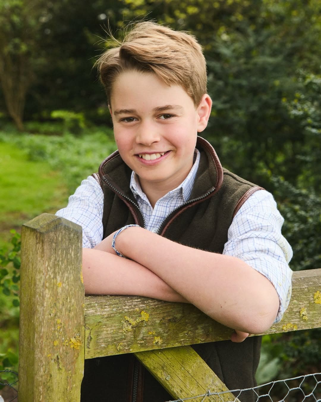 喬治王子的12歲生日照片,手上戴著藍白色編織手鍊。(翻攝princeandprincessofwales IG)