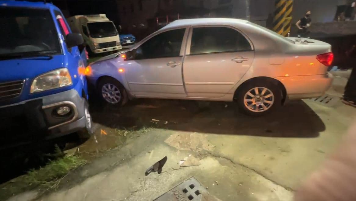 陳男轎車遭余男重機撞擊後,又撞上一旁車輛。(民眾提供)