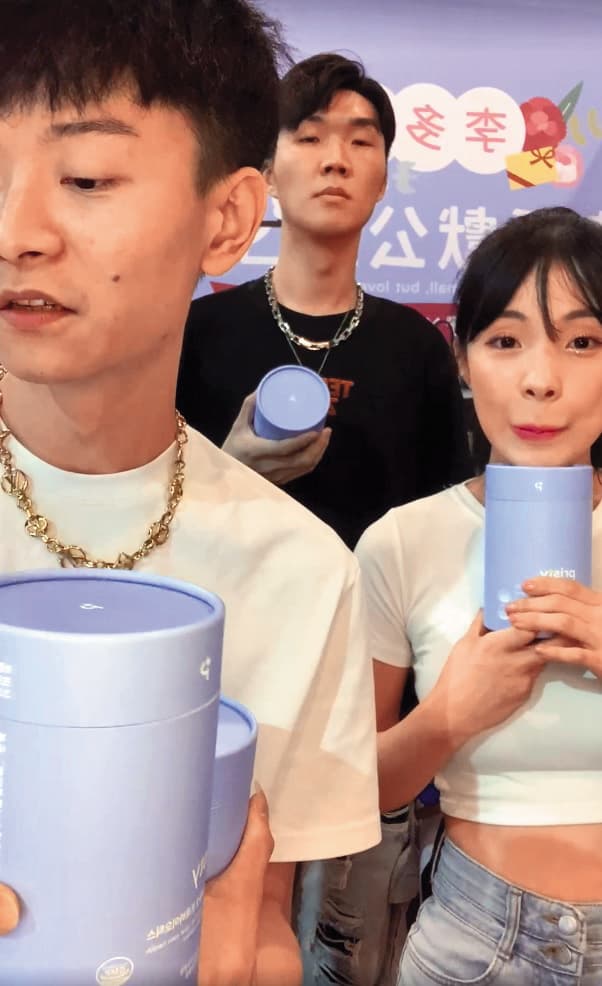 李多慧(右)在台瘋狂搶錢,日前還親上直播賣東西。(翻攝自200%立闆臉書)