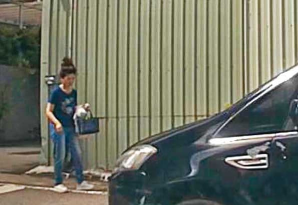 2023/08/21 09:38 去年8月民眾曾直擊議會公務車接送洪允典妻子。(讀者提供)