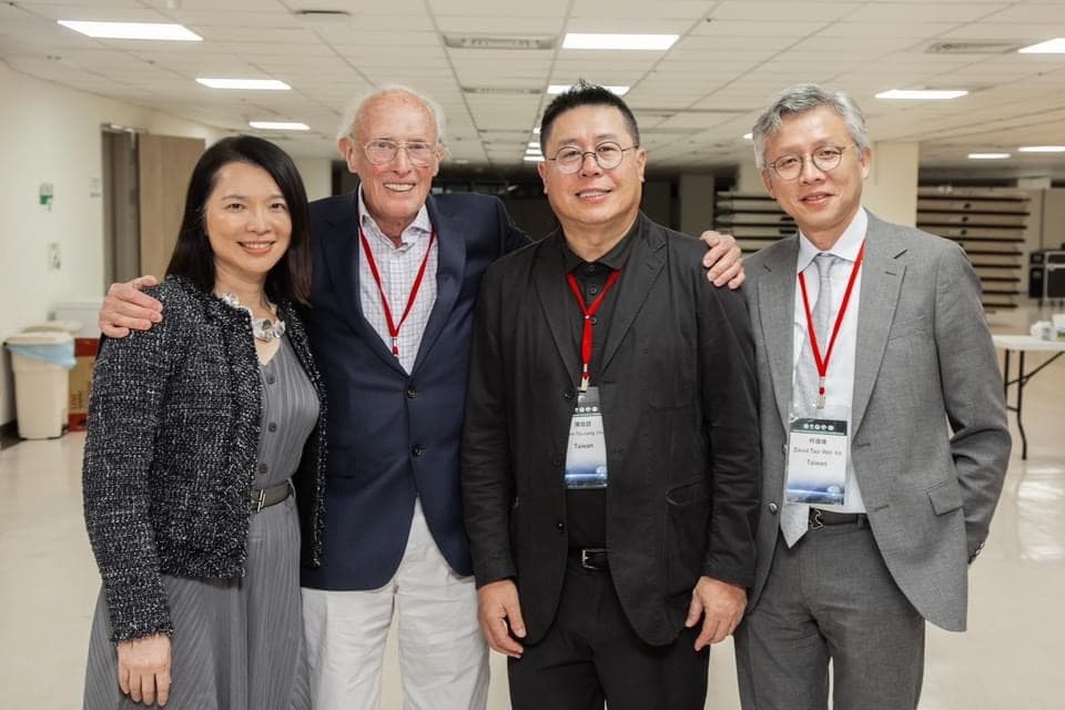 中國醫藥大學新竹附設醫院舉辦跨國論壇，圖片由右至左分別為外科部主任柯道維、院長陳自諒、Bill Heald教授、外科系副院長沈名吟。（中國醫藥大學新竹附設醫院提供）