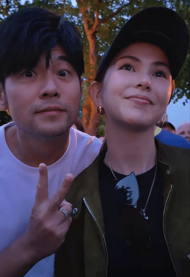 周杰倫陪昆凌在人群中看表演,難得體驗站在台下聽演唱會的感覺。(翻攝昆凌小紅書)