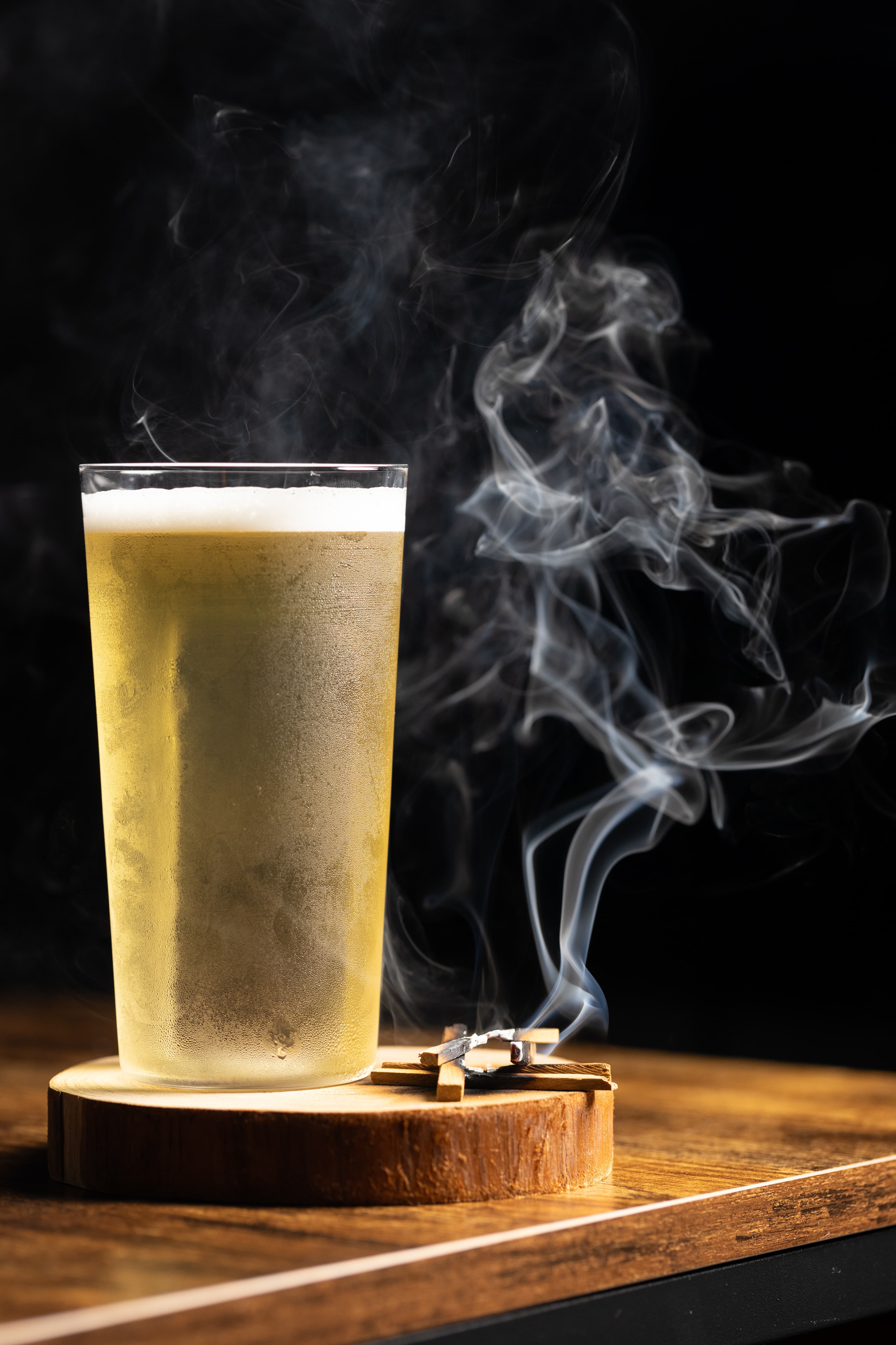 「穀雨」使用萊姆酒為基底調入包種茶,再加入檀木糖漿,一旁還點上檀木薰香。(300元/杯)