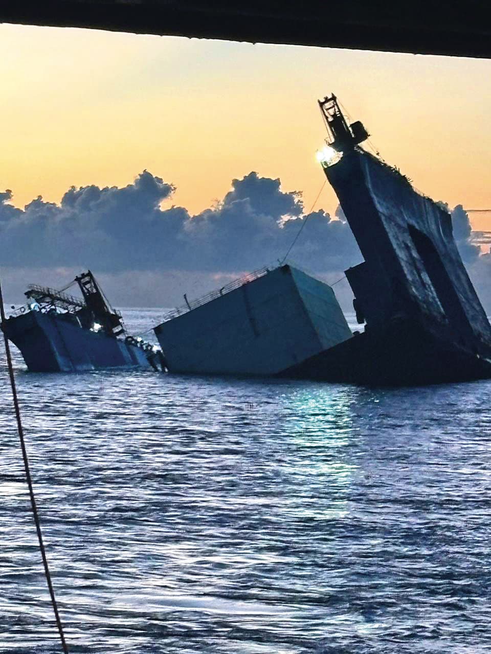 東丕營造浮沉台船去年9月間載運沉箱在宜蘭外海沉沒，恐影響高雄天然氣接收站的碼頭與道路工程。（讀者提供）