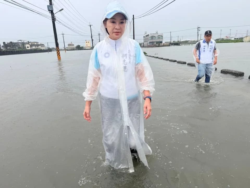 柯志恩雨天勘災，結果座車在淹水路段拋錨，只能從車窗脫困。（柯志恩競辦提供）