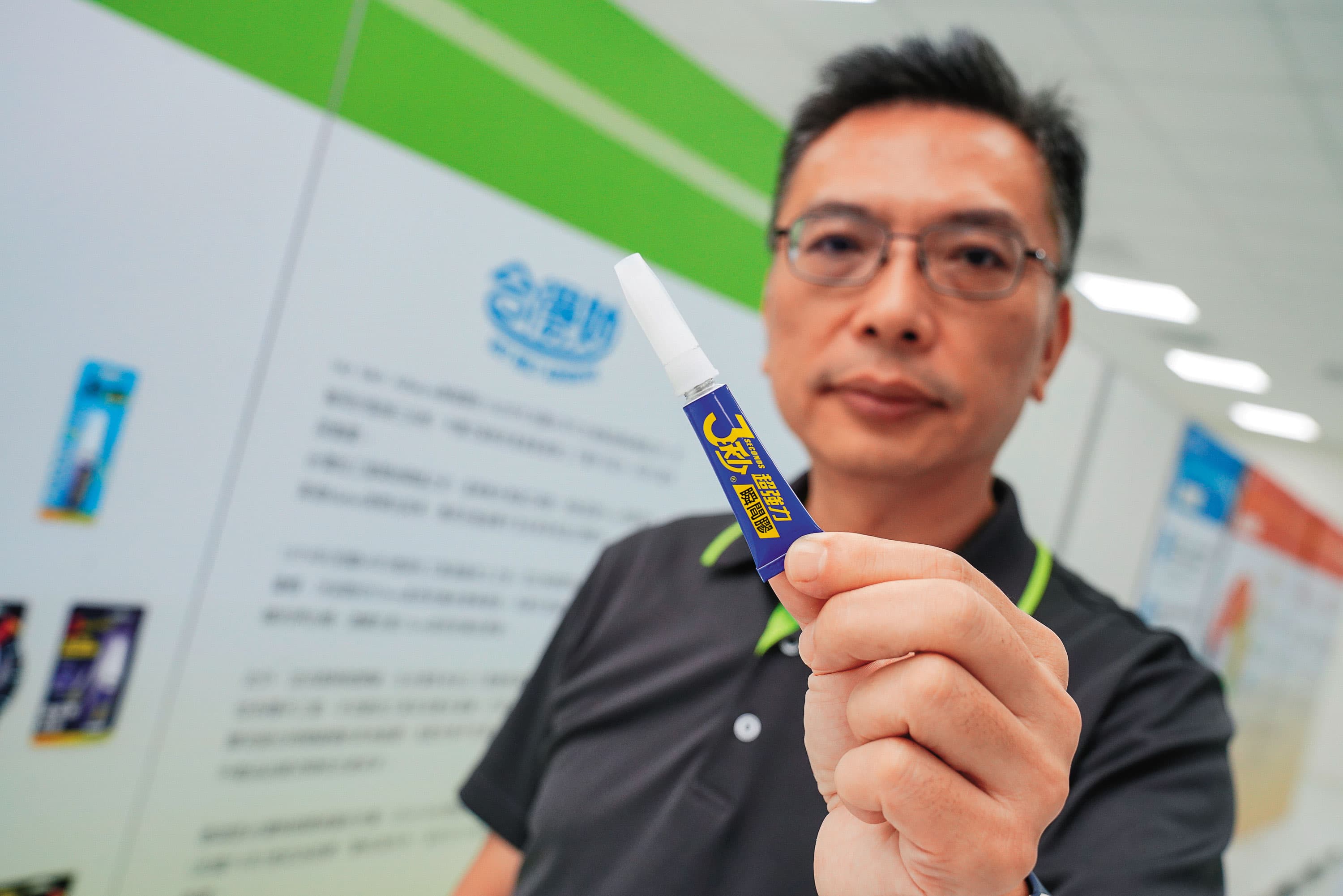 在台灣無人不知的「3秒膠」最初是工研院技轉給德淵製造生產,蕭向志的父親蕭錦聰取名。