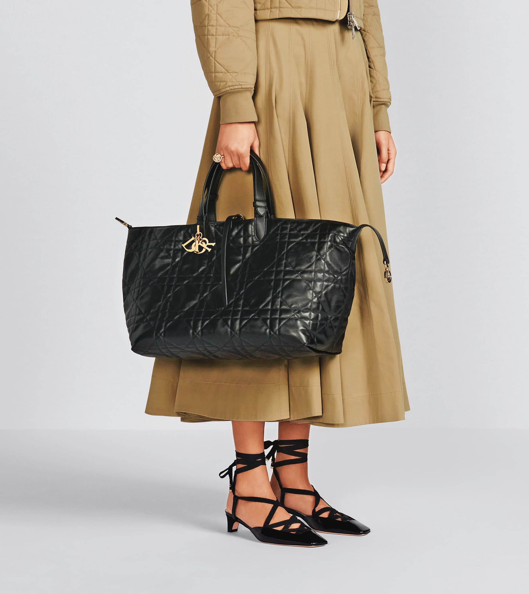 Dior黑色大型Toujours藤格紋手袋。NT$145,000(翻攝自Dior官網)